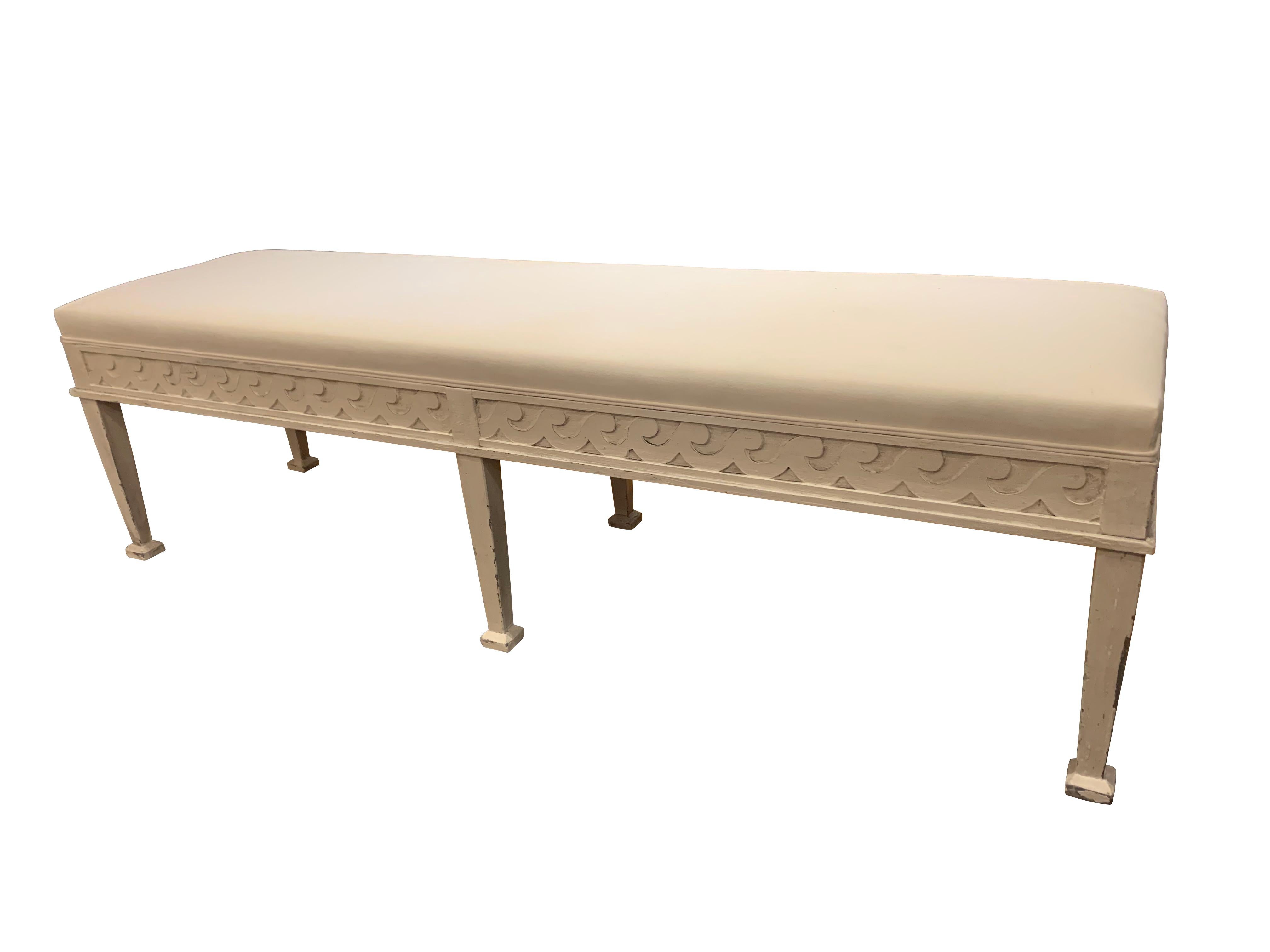 Banc contemporain de style suédois gustavien peint en blanc avec un tissu en lin récemment retapissé.
La patine vieillie donne au banc un aspect vintage.







   