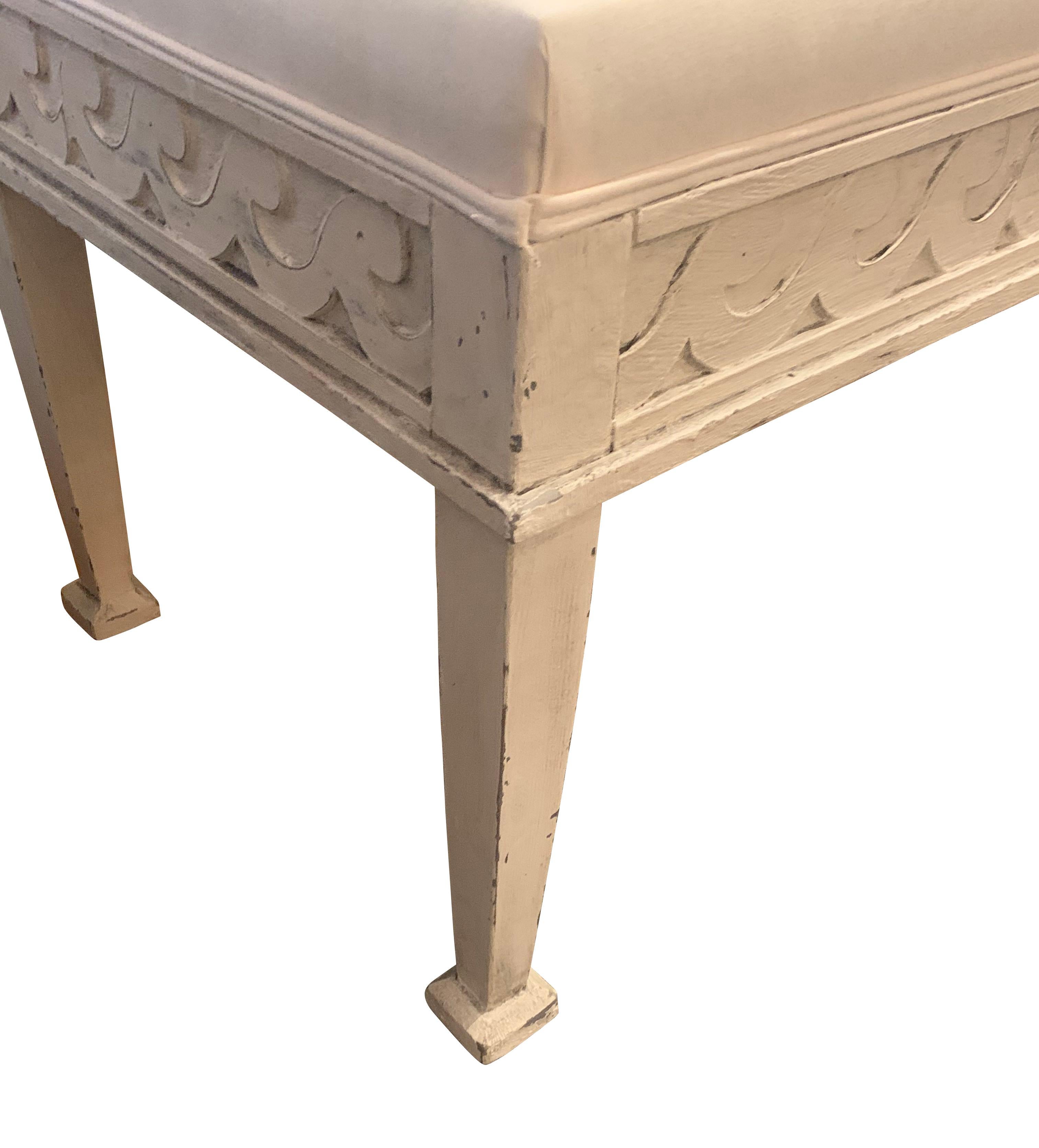 Banc peint en blanc et tapissé de style Gustavien, Angleterre, Contemporain Neuf - En vente à New York, NY