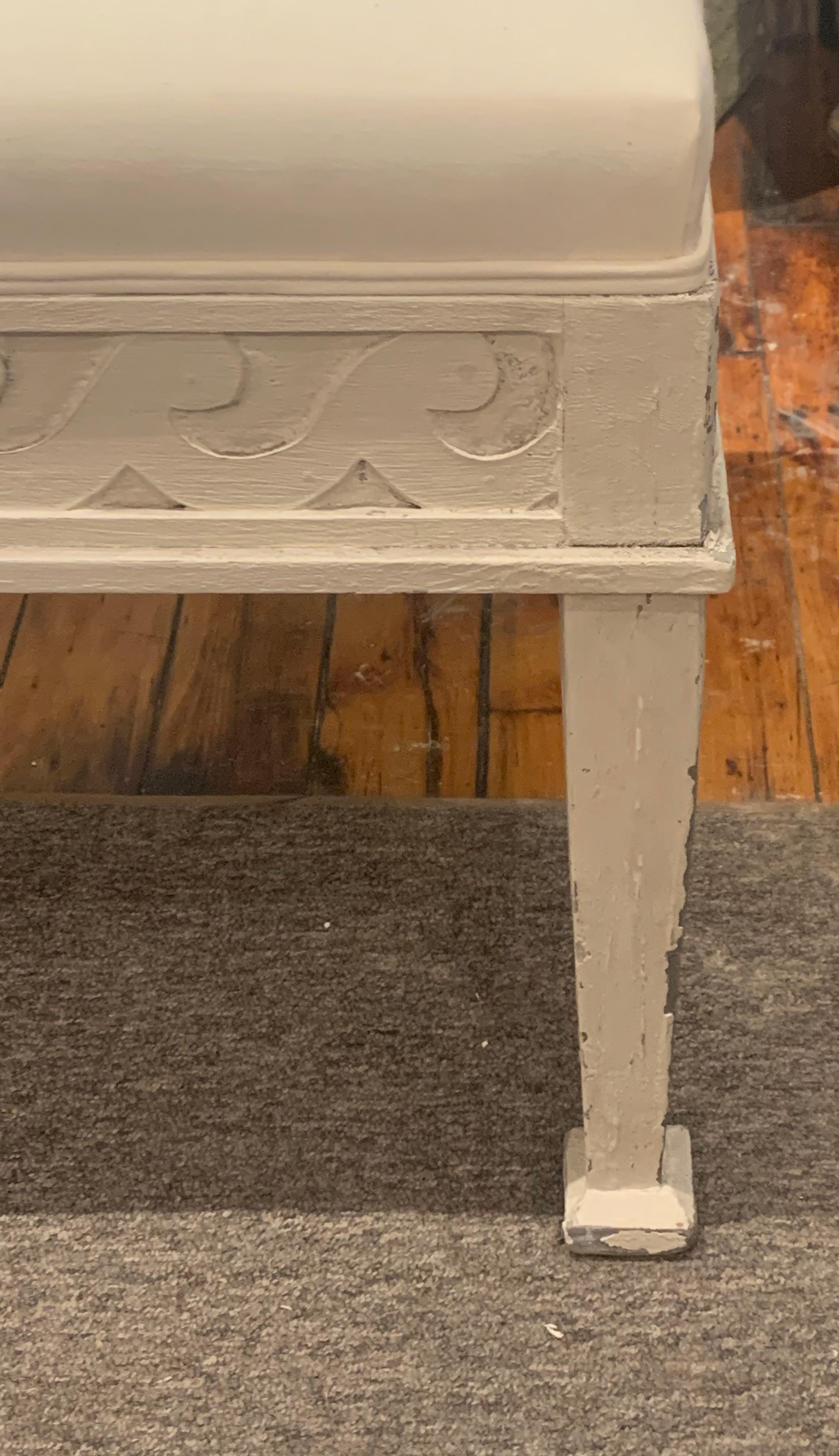 Tissu d'ameublement Banc peint en blanc et tapissé de style Gustavien, Angleterre, Contemporain en vente