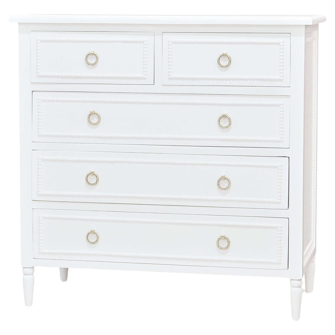 Cómoda antigua pintada de blanco