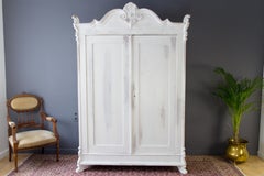 Armoire à deux portes en pin baltique peint en blanc avec couronne sculptée:: années 1920