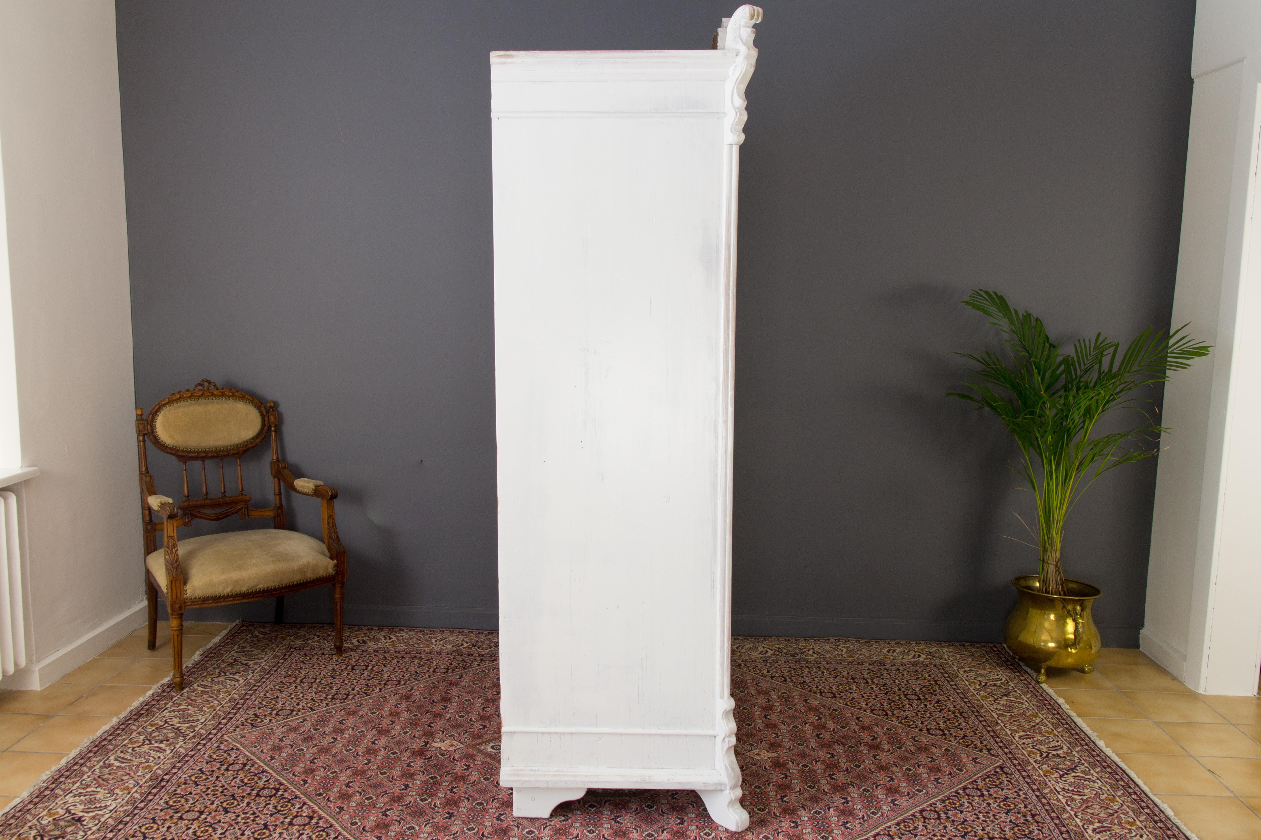 Baltic Pine White Painted Two-Door Armoire with Carved Crown, 1920's In Good Condition In Barntrup, DE