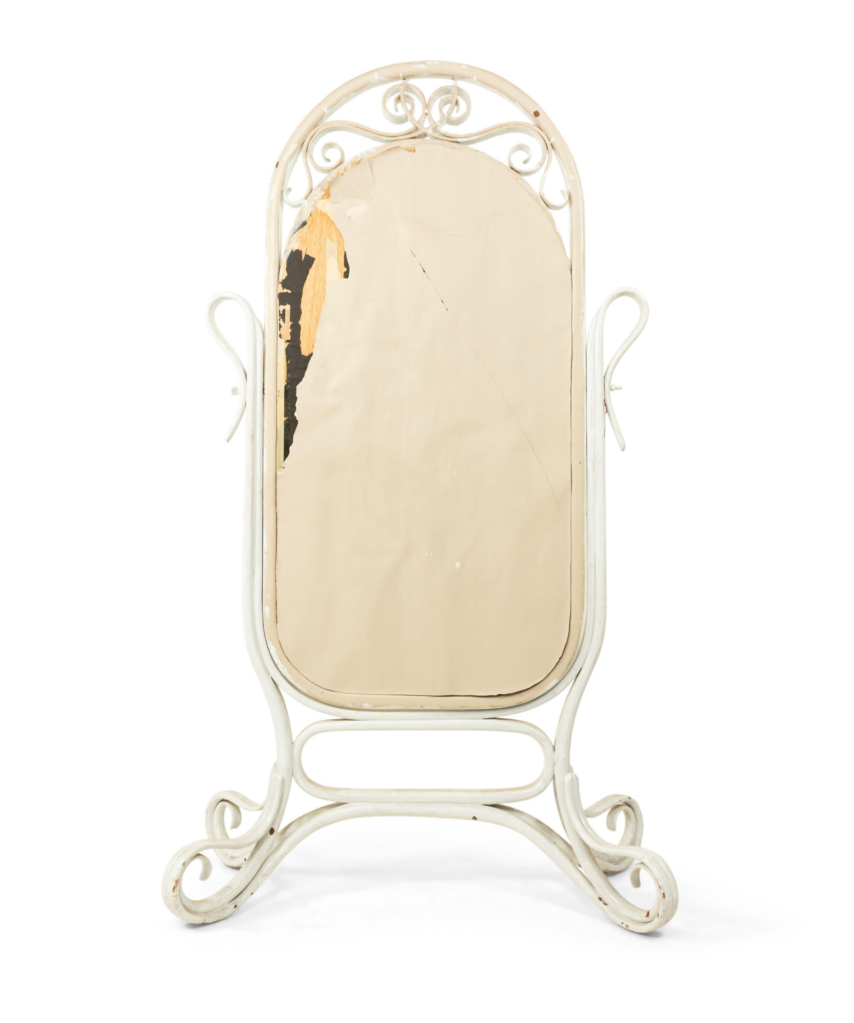 Miroir ovale en bois cintré peint en blanc Manner of Michael Thonet Bon état - En vente à Queens, NY