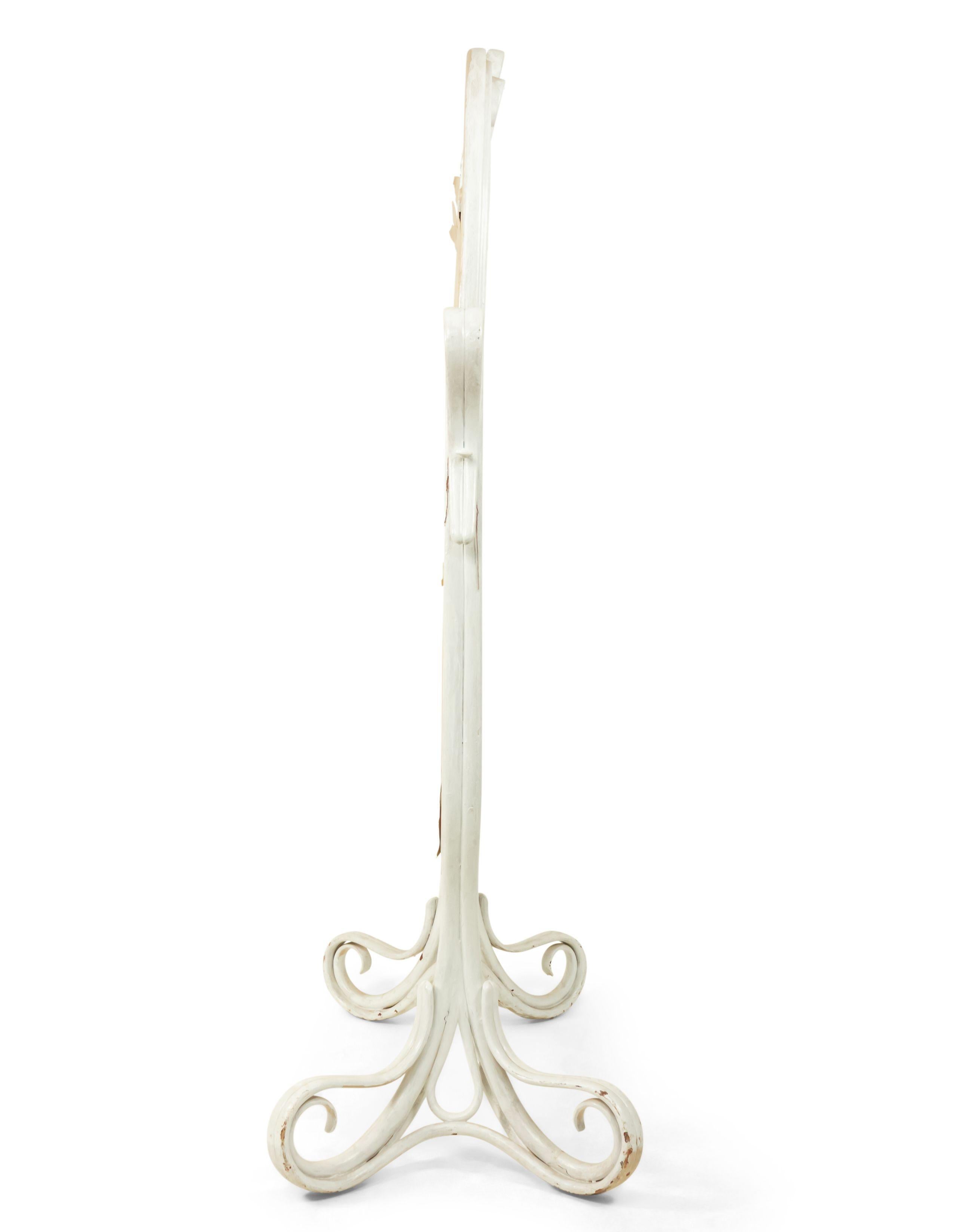 Bois Miroir ovale en bois cintré peint en blanc Manner of Michael Thonet en vente