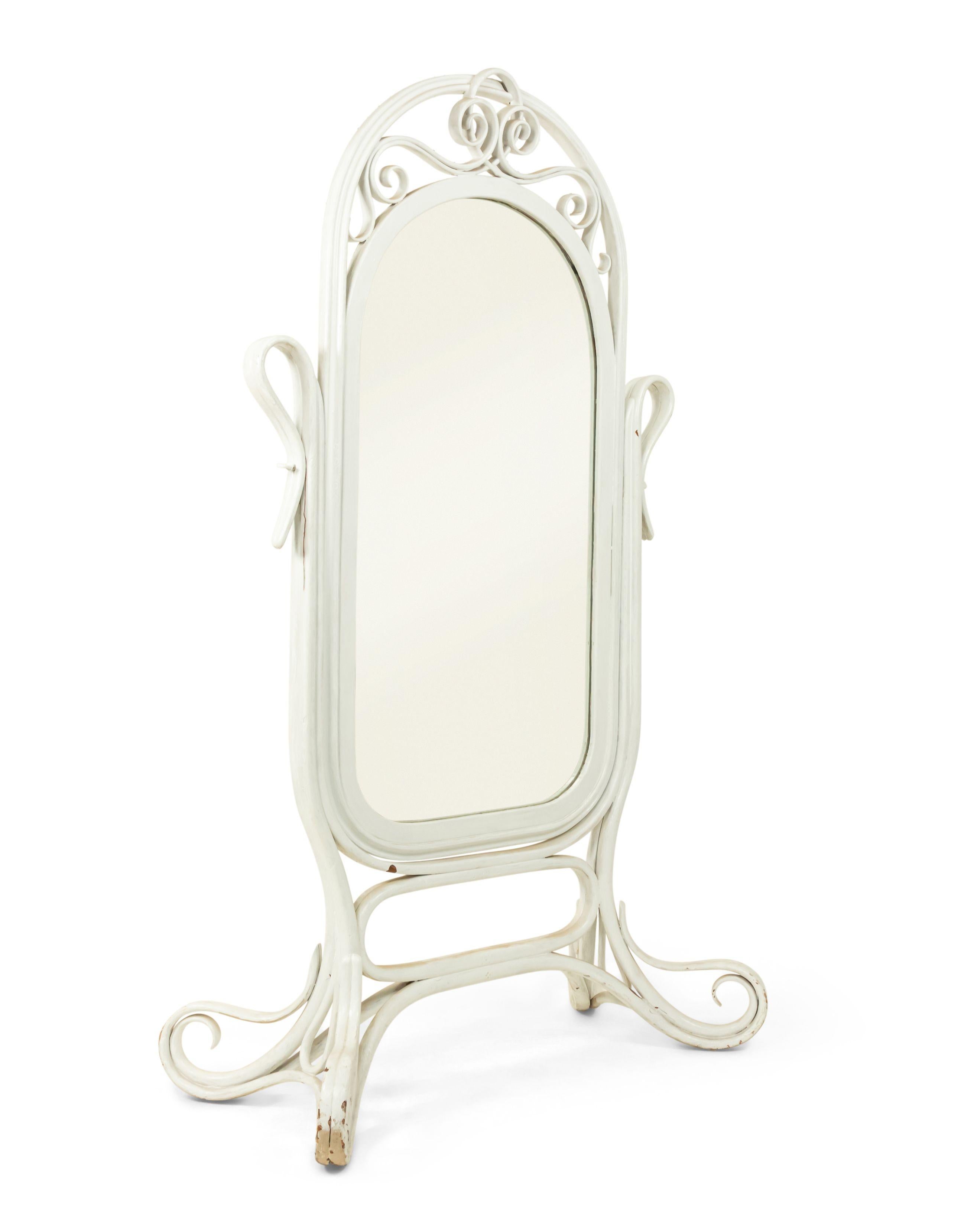 Miroir ovale en bois cintré peint en blanc Manner of Michael Thonet en vente 1