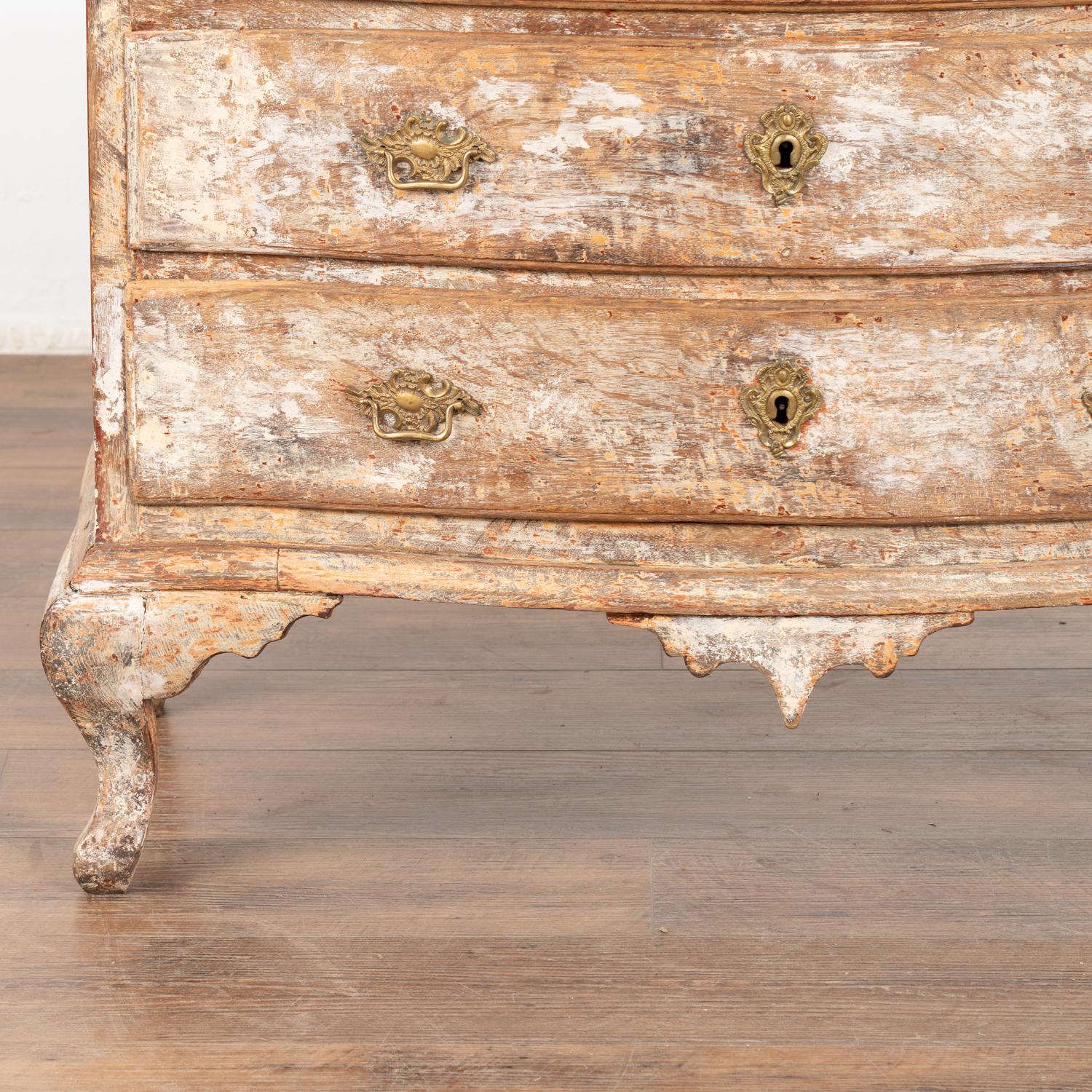 White Painted Chest of Three Drawers, Sweden circa 1770 For Sale 3