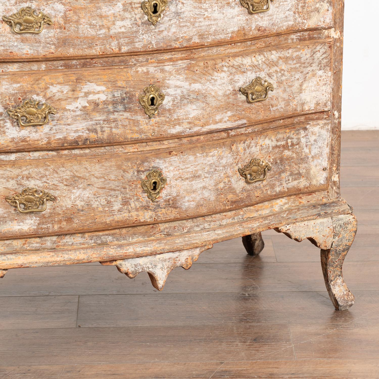 White Painted Chest of Three Drawers, Sweden circa 1770 For Sale 4