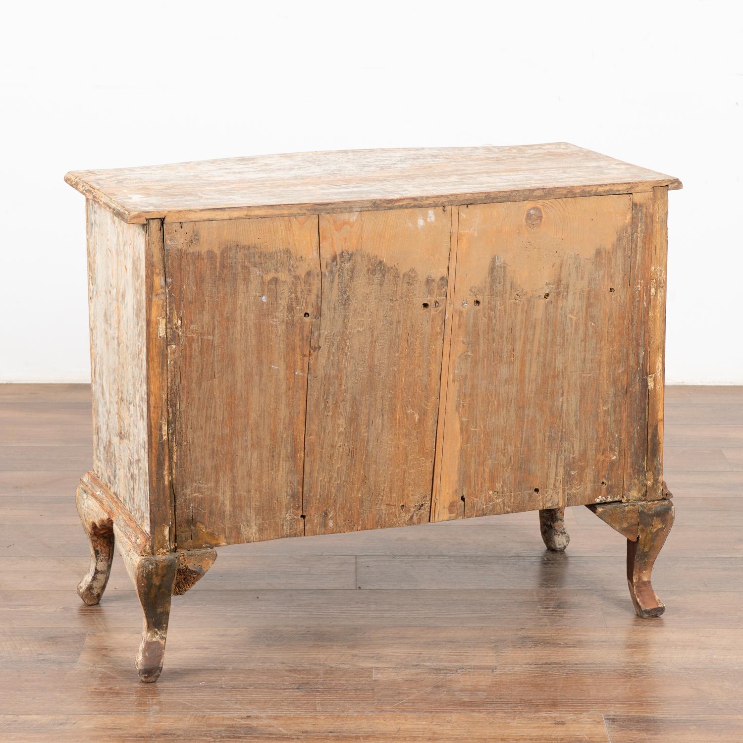 White Painted Chest of Three Drawers, Sweden circa 1770 For Sale 6
