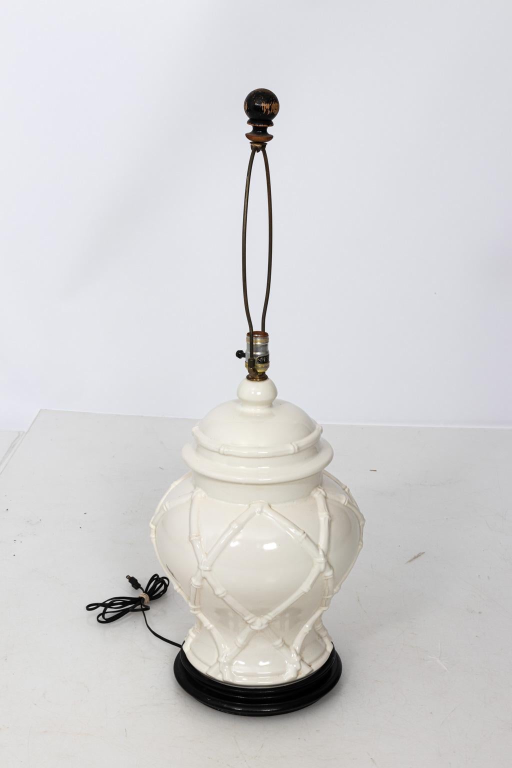 White Painted Faux Bamboo Hollywood Regency Ceramic Table Lamp In Good Condition For Sale In Stamford, CT
