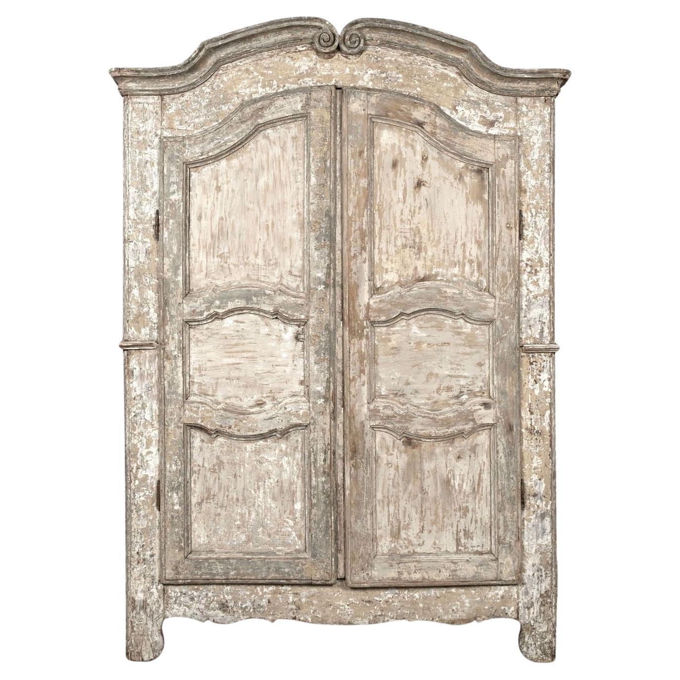 Armoire rococo française peinte en blanc en vente