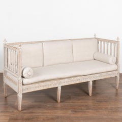 Banquette Gustavienne peinte en blanc, Suède vers 1820-40