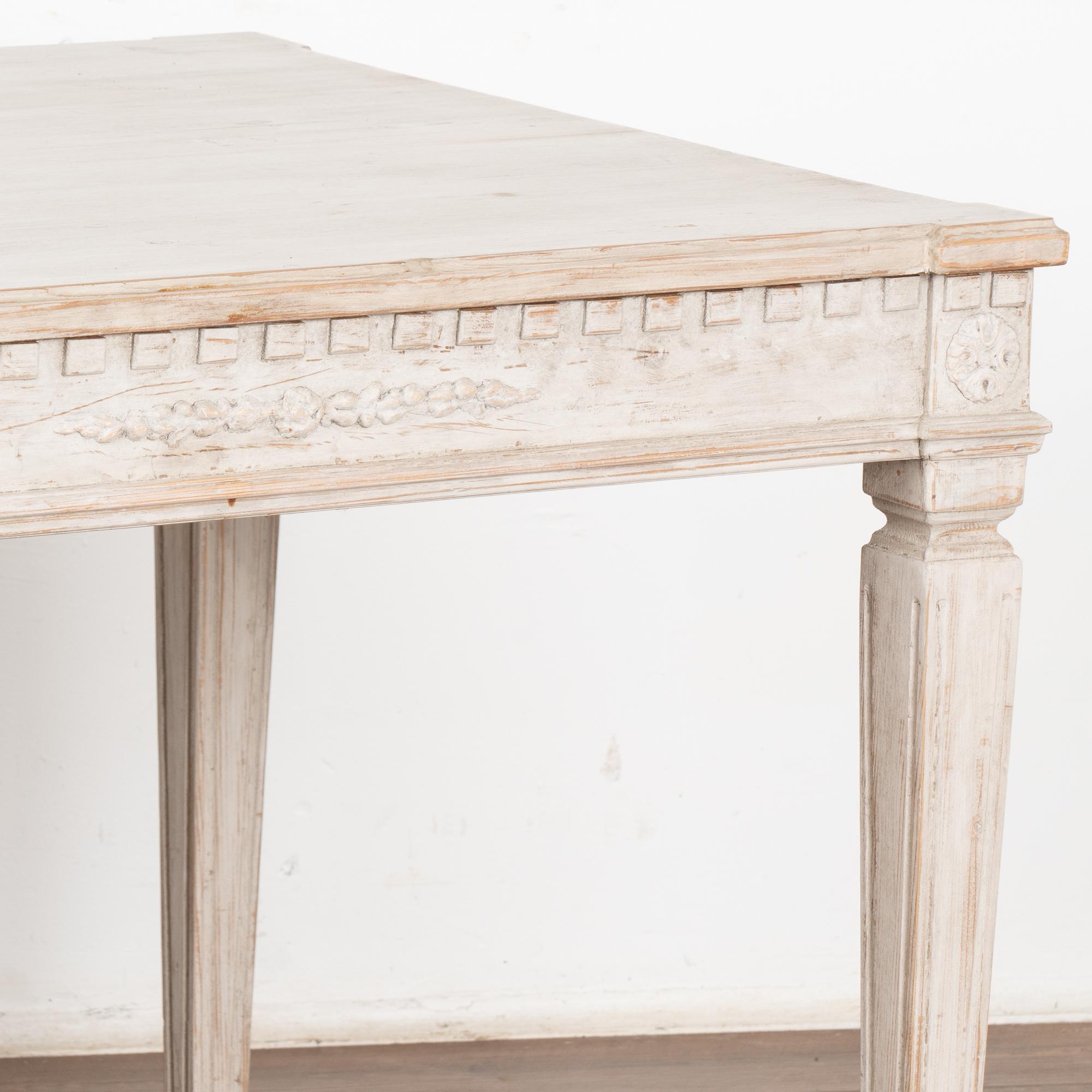 Mesa de comedor pintada de blanco Mesa de escritorio Gustaviana, Suecia circa 1890 en venta 3