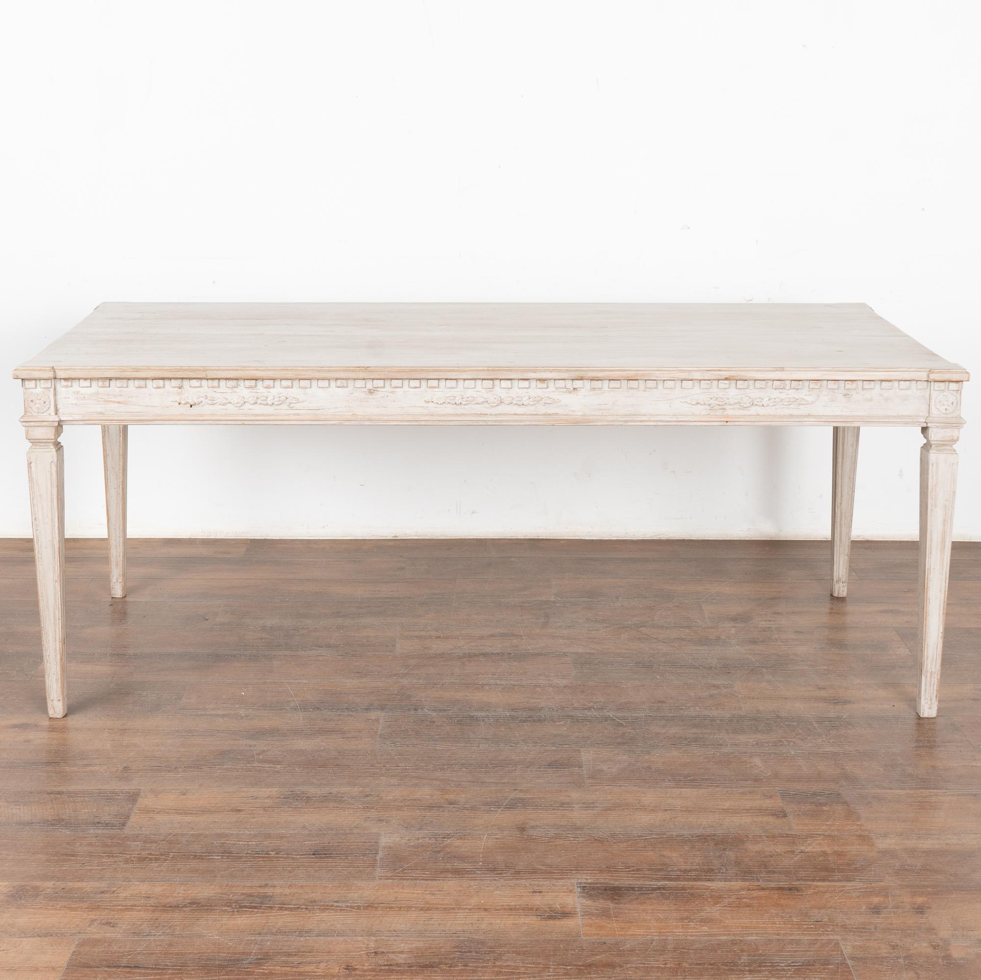 Mesa de comedor pintada de blanco Mesa de escritorio Gustaviana, Suecia circa 1890 Gustaviano en venta