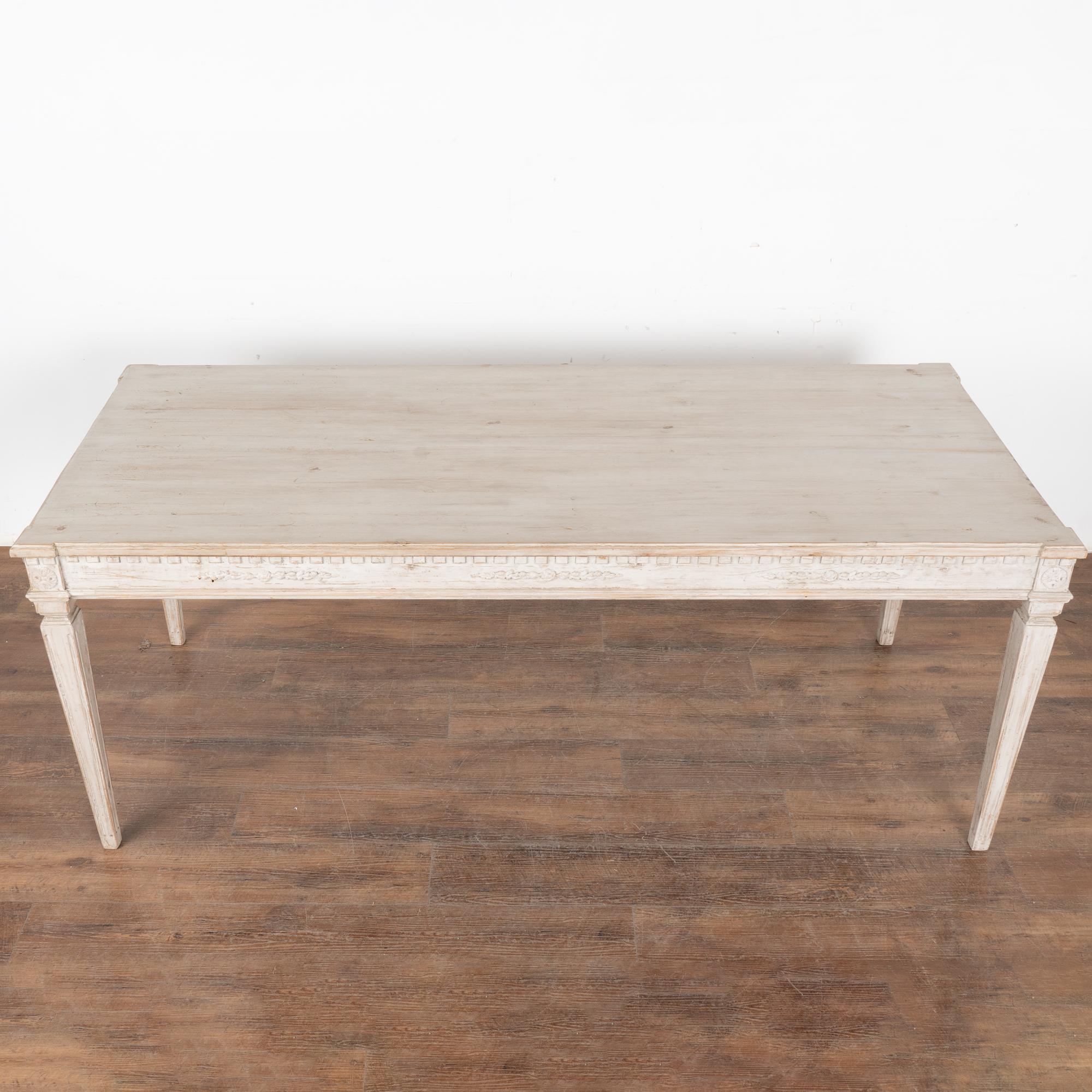 Mesa de comedor pintada de blanco Mesa de escritorio Gustaviana, Suecia circa 1890 Sueco en venta