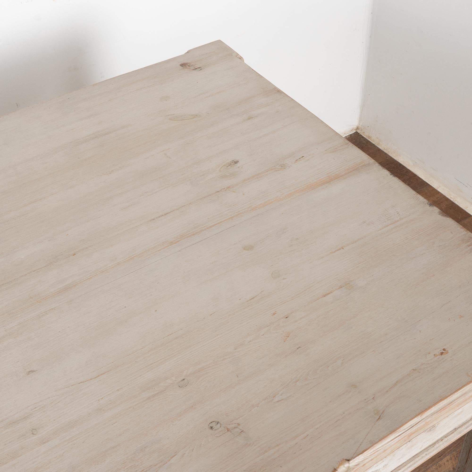 Mesa de comedor pintada de blanco Mesa de escritorio Gustaviana, Suecia circa 1890 siglo XIX en venta