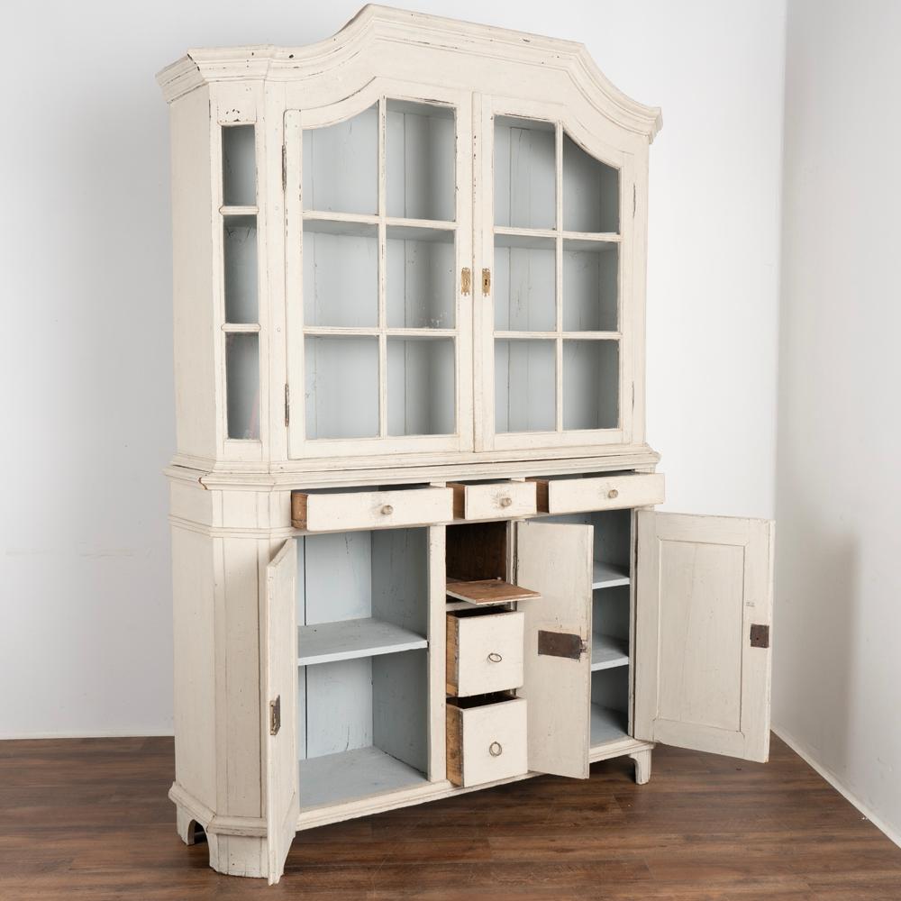 White Painted Gustavian Display Cabinet, Sweden circa 1840-60 In Good Condition In Round Top, TX