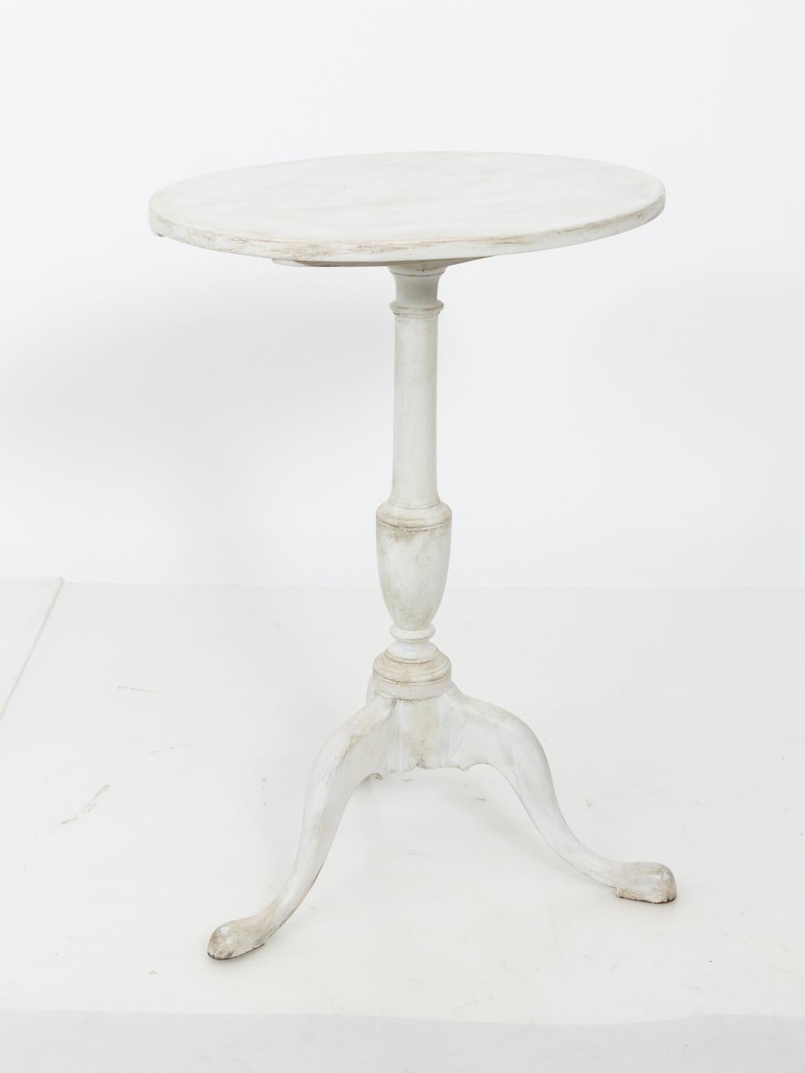 White Painted Gustavian Oval Tilt-Top Table, circa 1930s In Good Condition In Stamford, CT