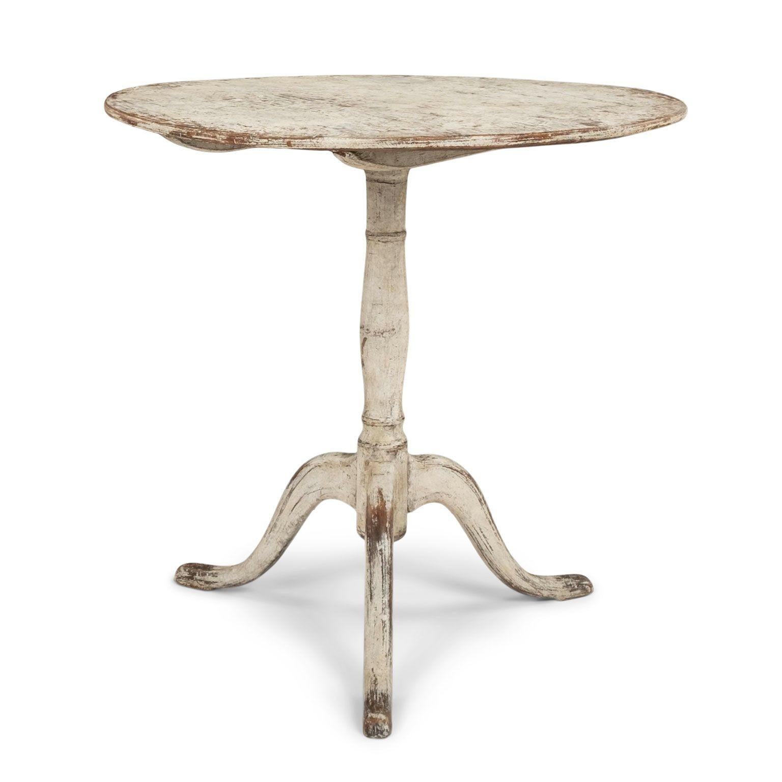 White-Painted Gustavian Round Side Table In Good Condition In Houston, TX