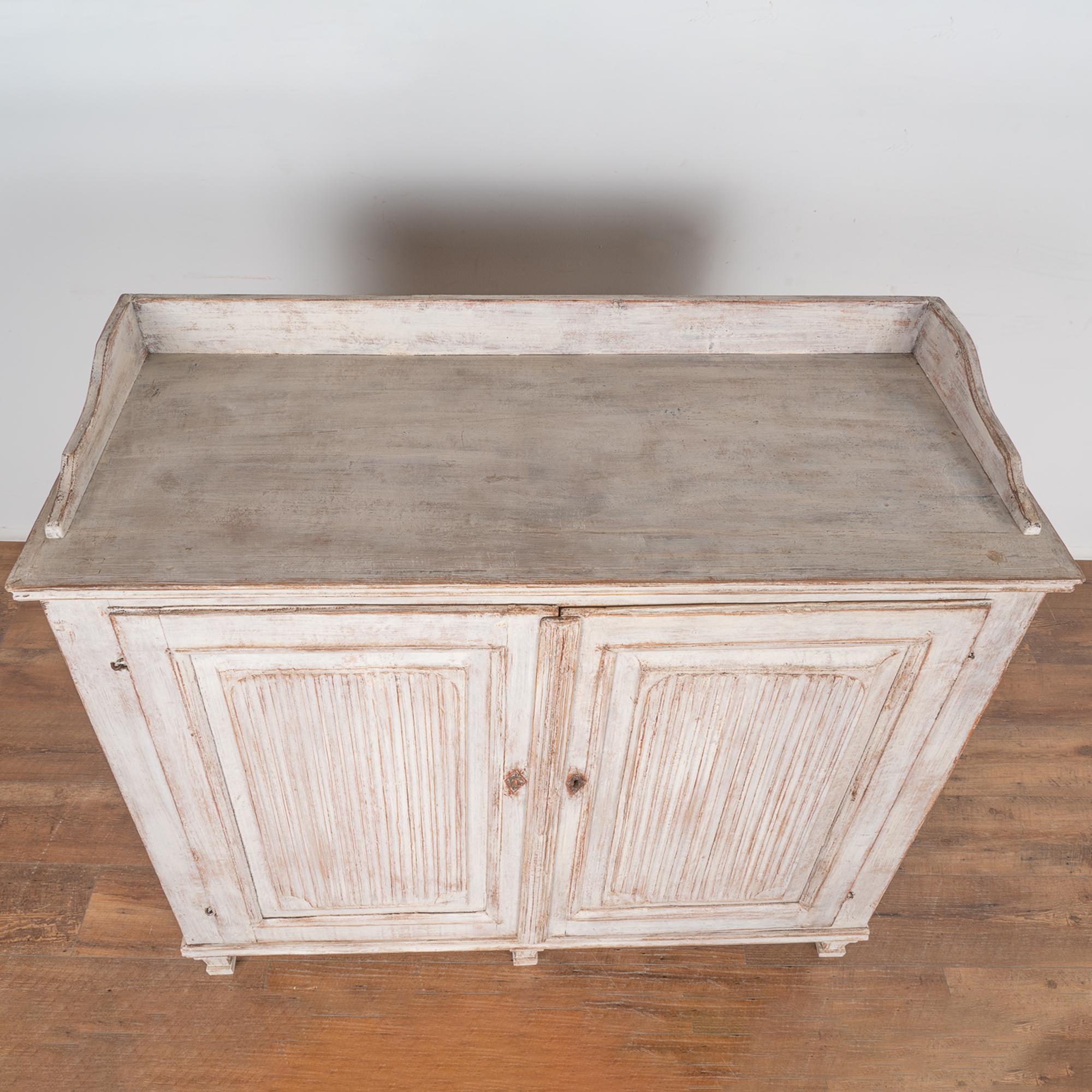 Buffet gustavien peint en blanc, Suède vers 1820-40 Bon état - En vente à Round Top, TX