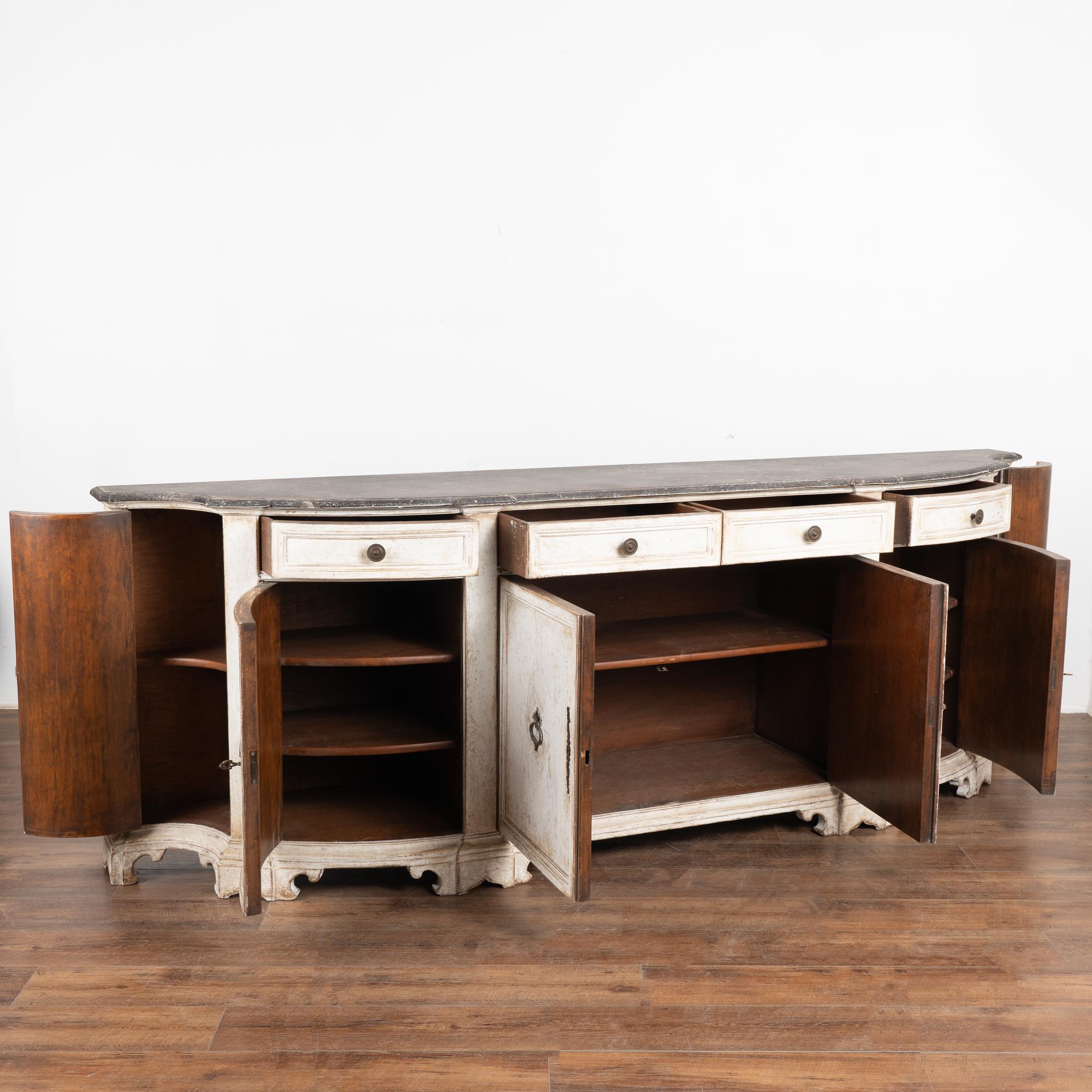 Renaissance Grand buffet italien peint en blanc, vers 1960 en vente