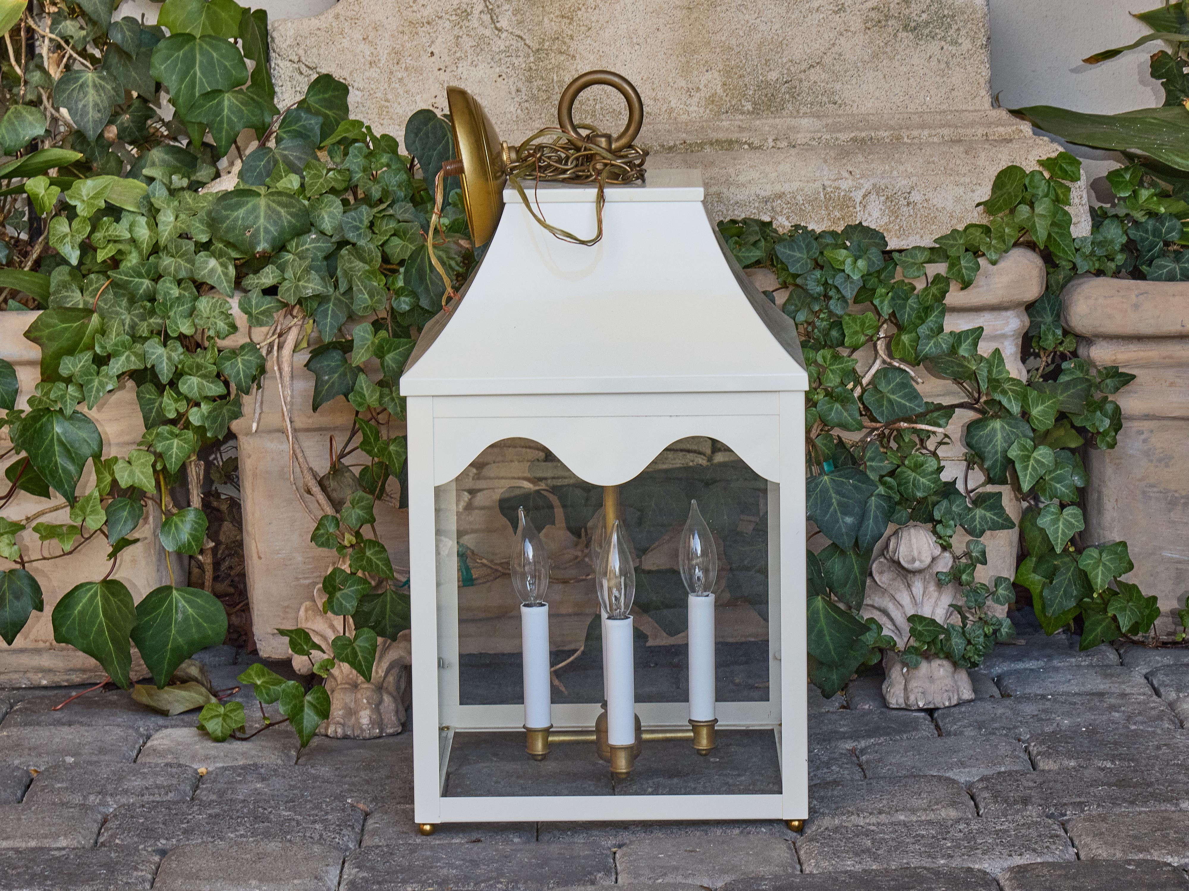 Este farol de metal pintado en blanco de mediados de siglo ofrece una sorprendente combinación de líneas arquitectónicas, curvas suaves y detalles pulidos, lo que lo convierte en una pieza versátil tanto en espacios tradicionales como