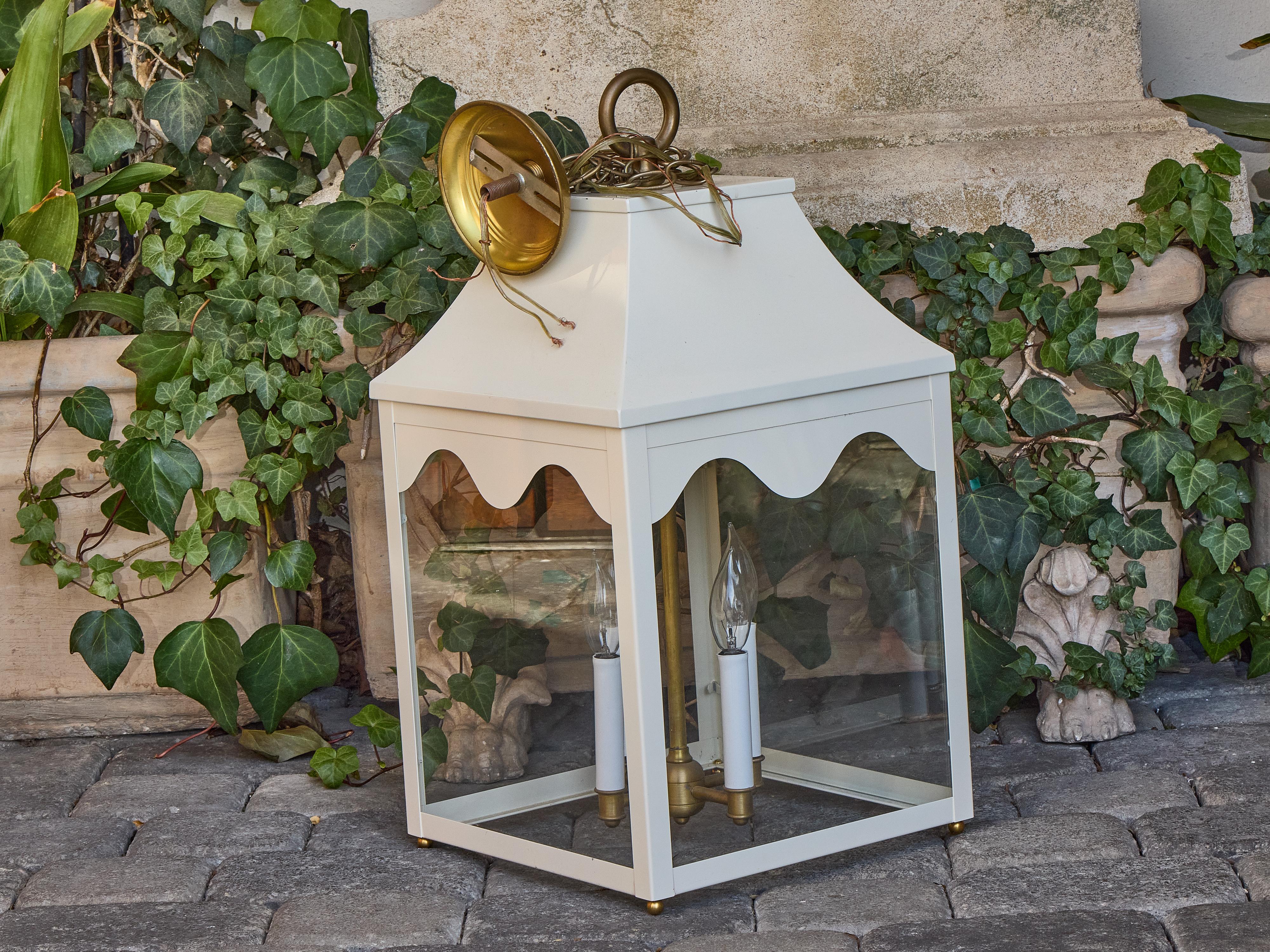 Farol de Metal Pintado de Blanco con Paneles de Cristal y Tapa de Pagoda, Cableado USA en Bueno estado para la venta en Atlanta, GA