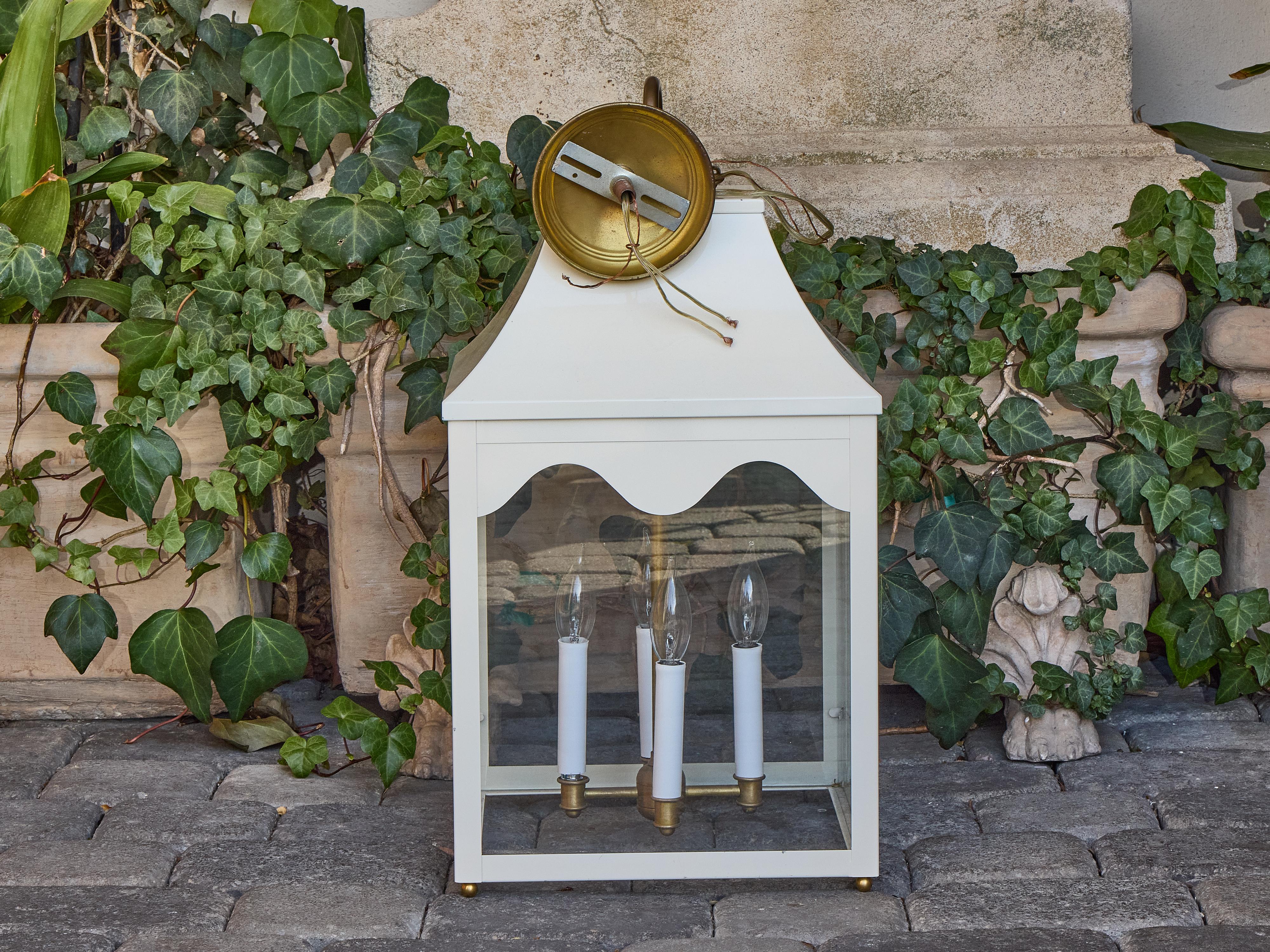 Farol de Metal Pintado de Blanco con Paneles de Cristal y Tapa de Pagoda, Cableado USA siglo XX en venta