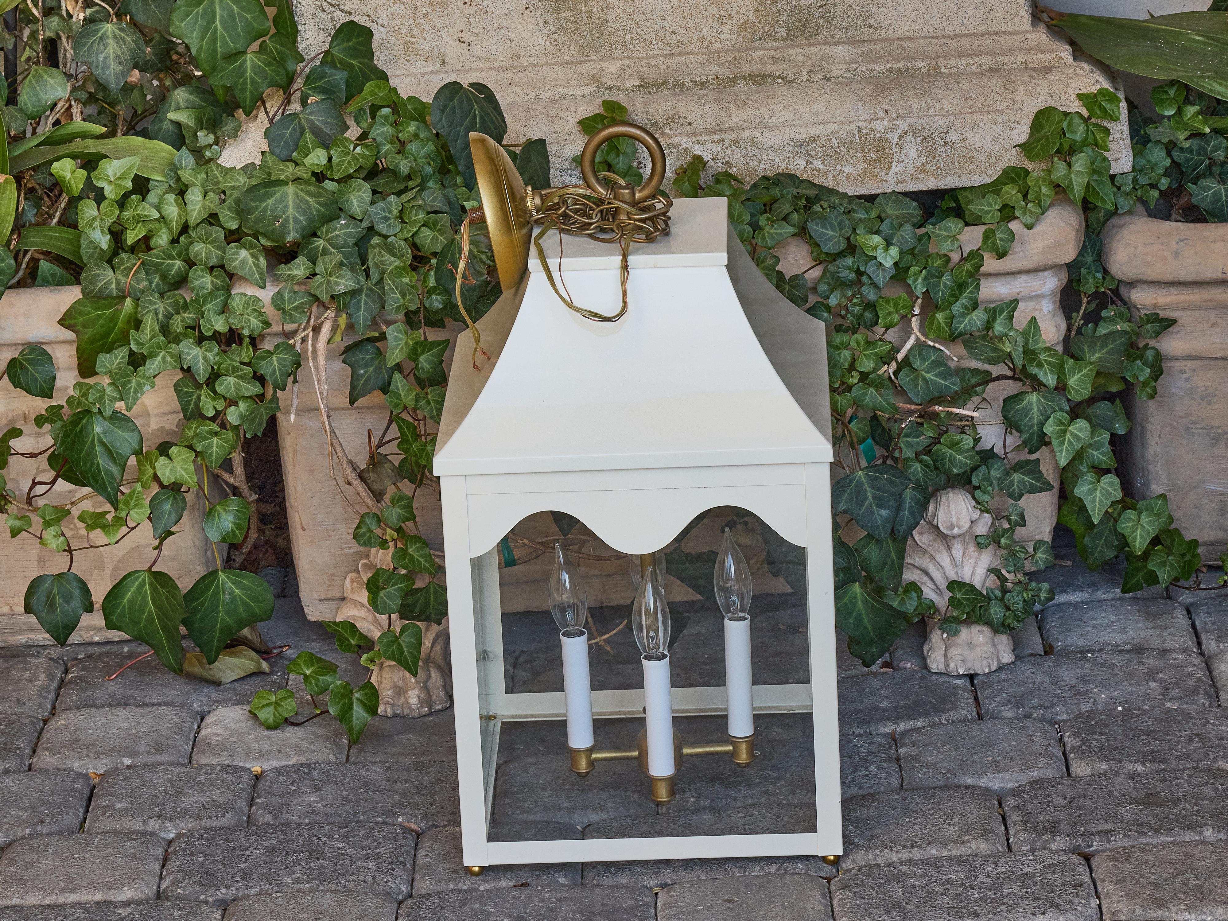 Farol de Metal Pintado de Blanco con Paneles de Cristal y Tapa de Pagoda, Cableado USA en venta 4