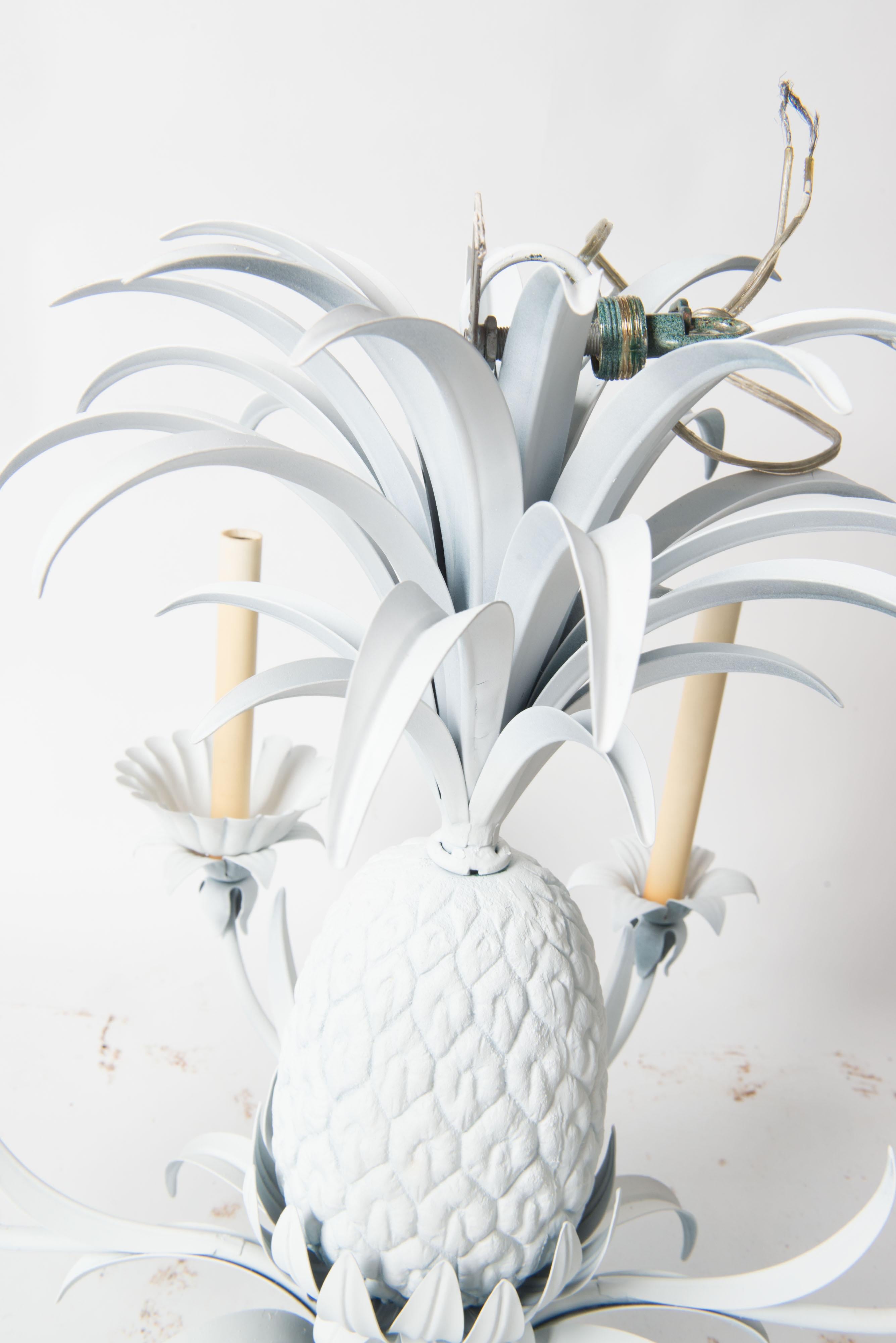 Weiß lackierter Metall-Kronleuchter mit Ananas im Angebot 5