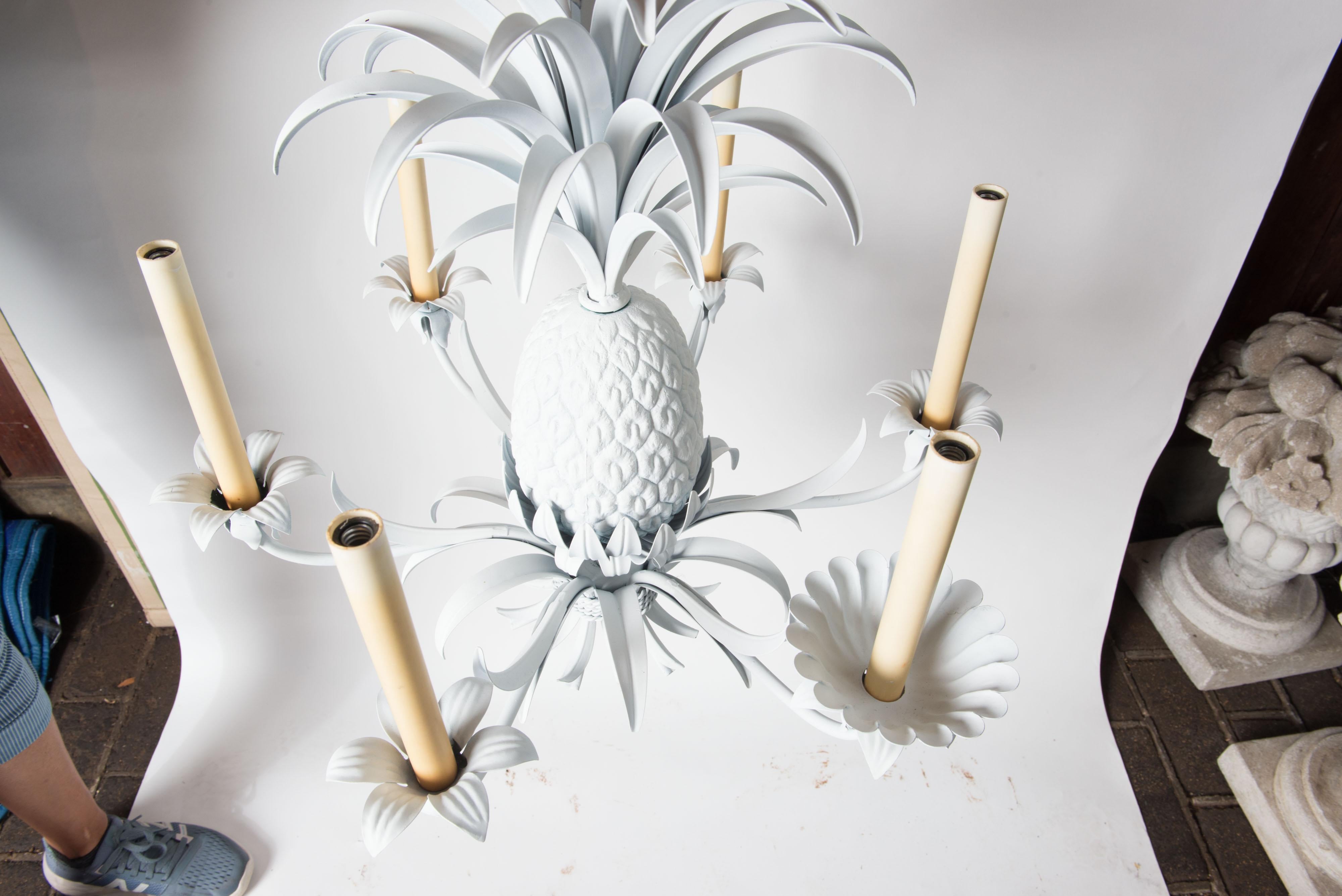 Weiß lackierter Metall-Kronleuchter mit Ananas (amerikanisch) im Angebot