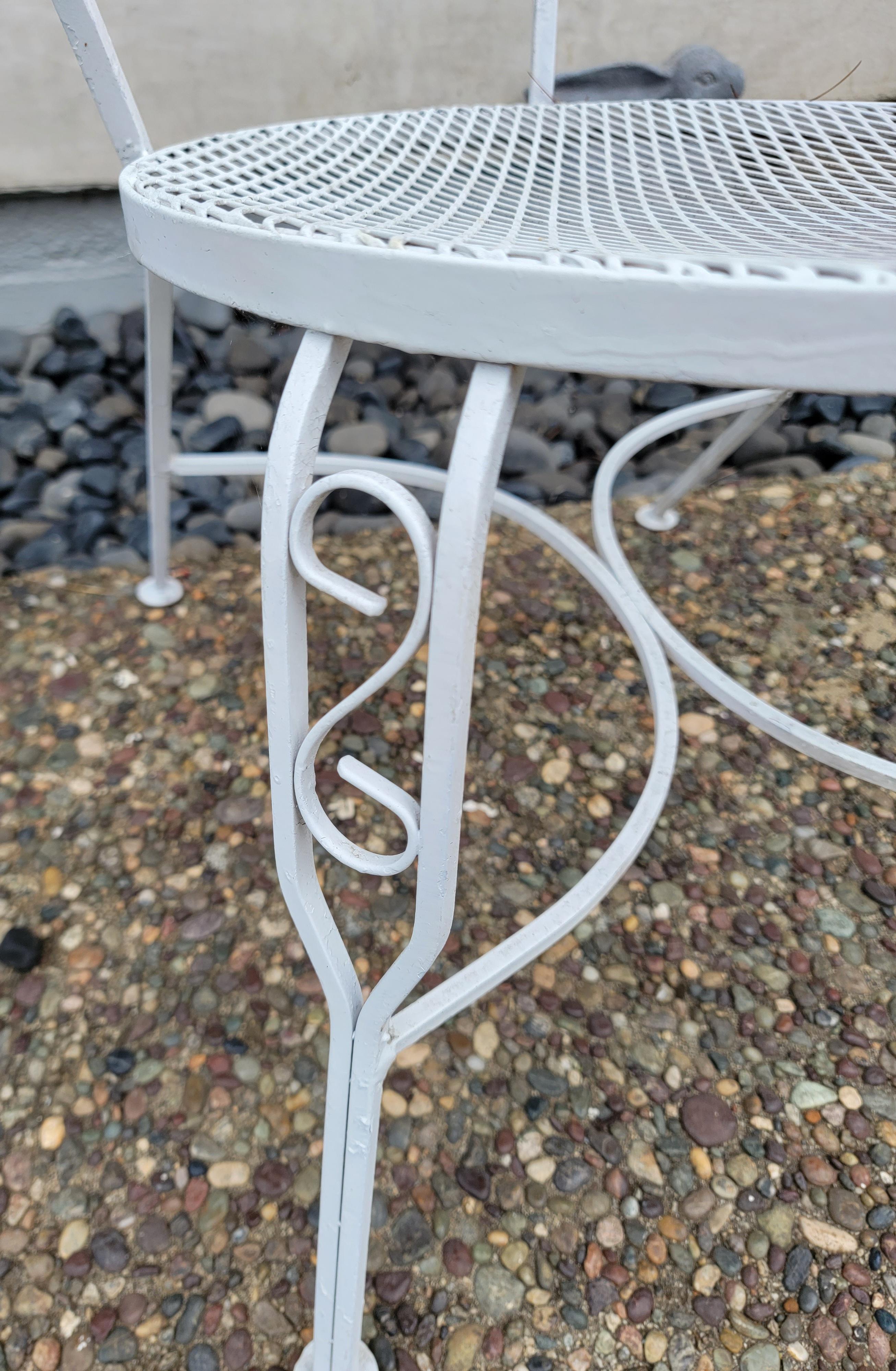 White Painted Metal Table & 2 Chairs In Good Condition For Sale In Pasadena, CA