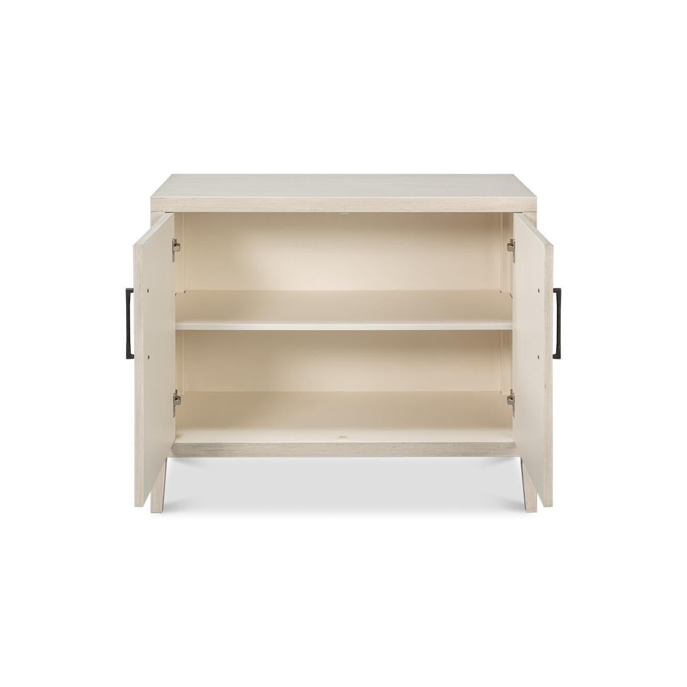 Scandinave moderne Meuble d'appoint moderne peint en blanc en vente