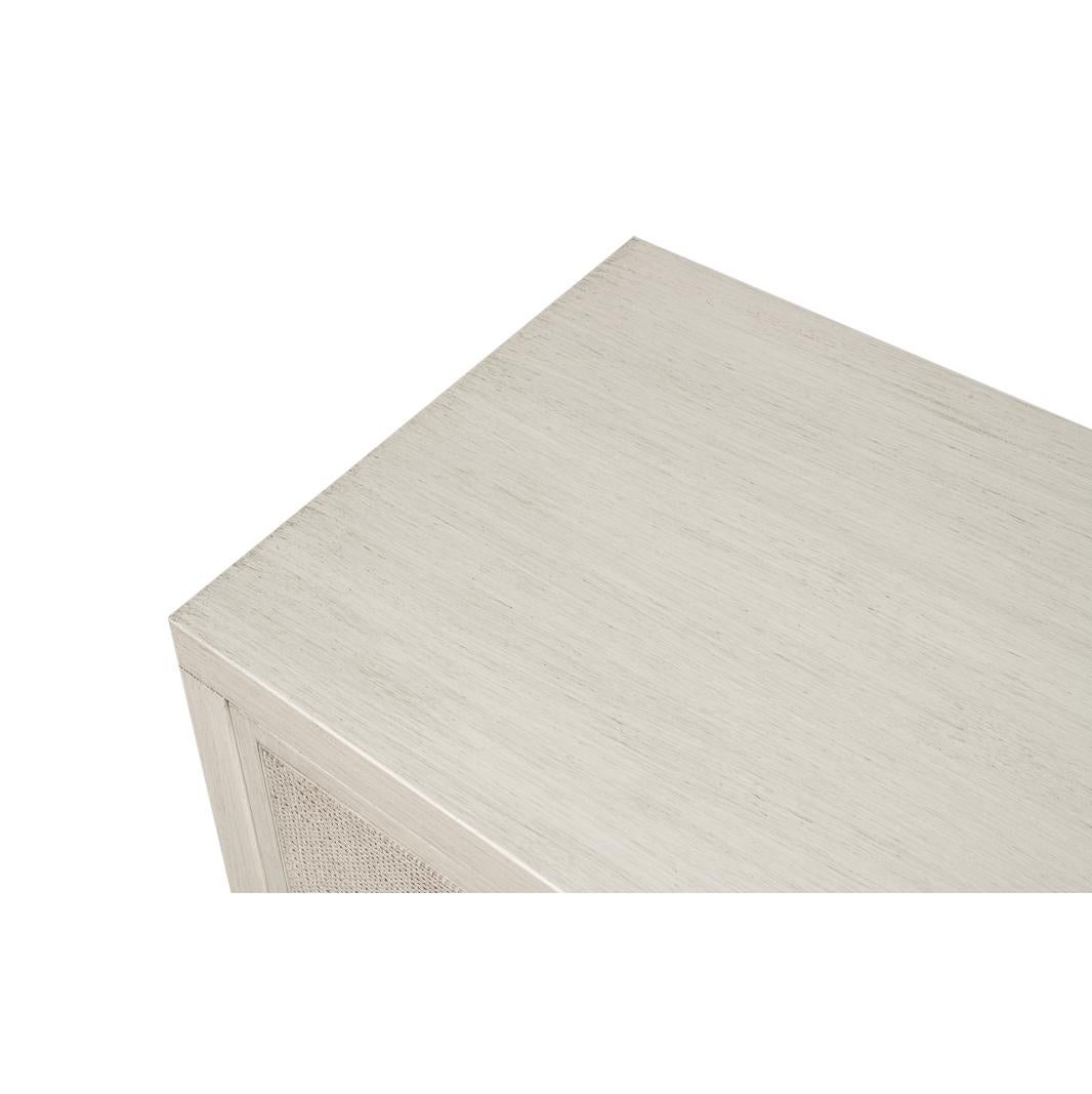 Meuble d'appoint moderne peint en blanc Neuf - En vente à Westwood, NJ