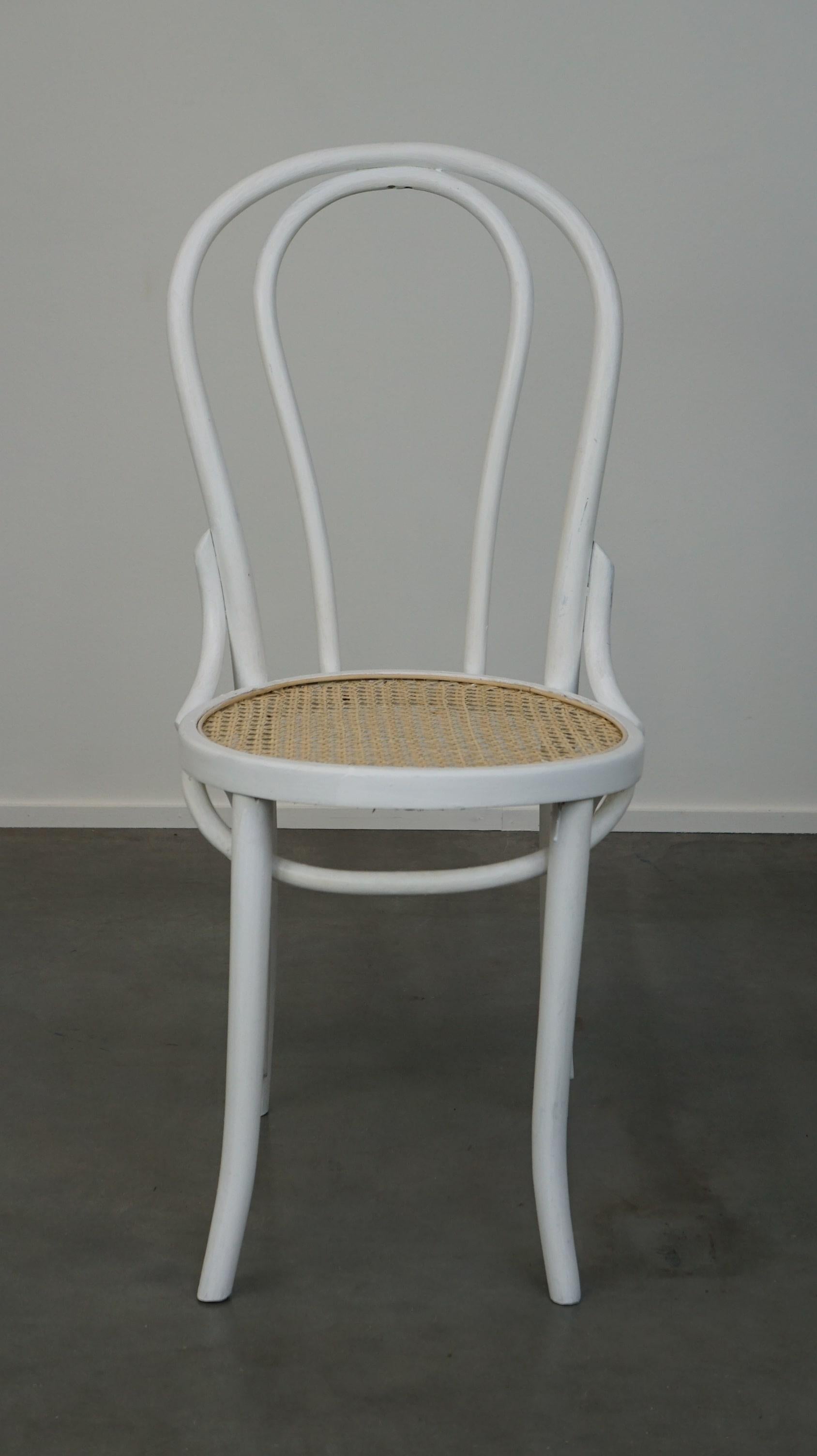 Der Stuhl Nr. 18 ist einer der berühmtesten Stühle von Thonet. Dieser Stuhl wurde von dem österreichischen Designer Josef Hoffmann hergestellt, wahrscheinlich um 1900. Dieser Stuhl ist weiß überstrichen und hat eine neue handgeflochtene Sitzfläche.