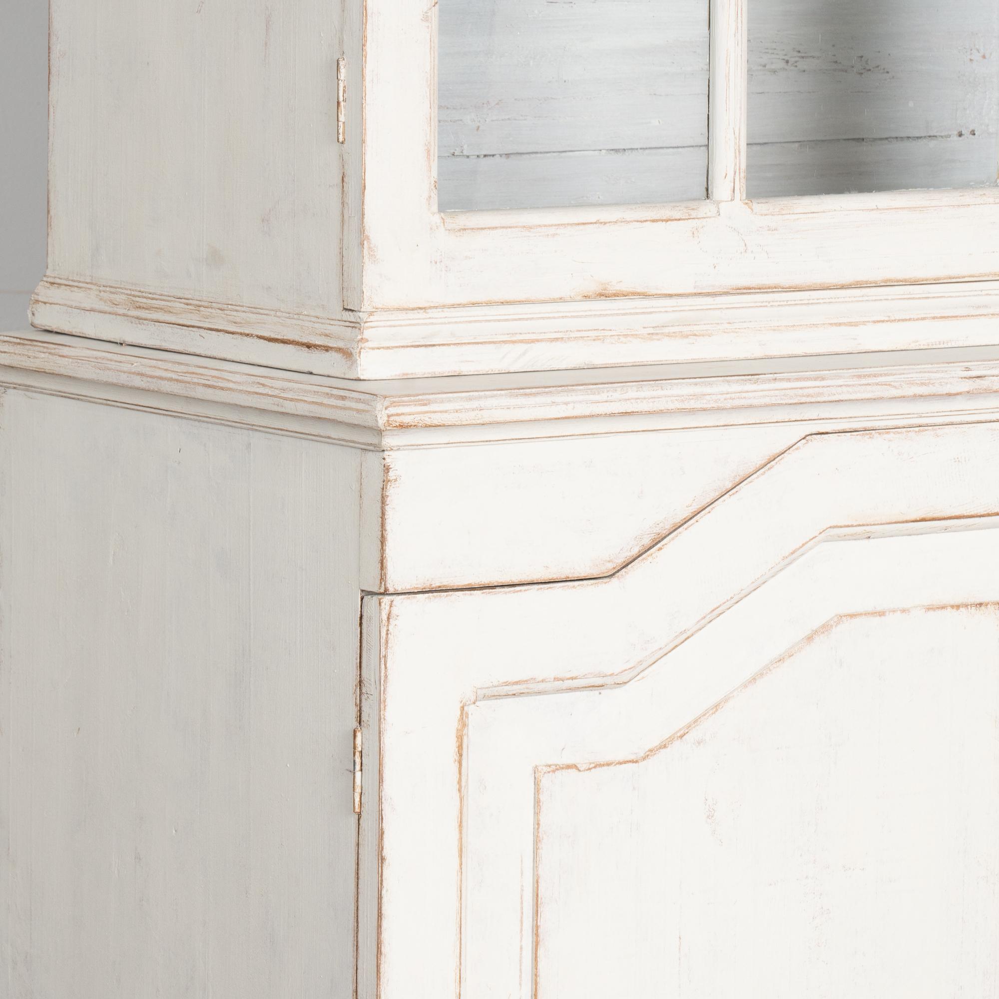 Vitrina librería de pino pintado de blanco, Suecia circa 1840-60 en venta 3