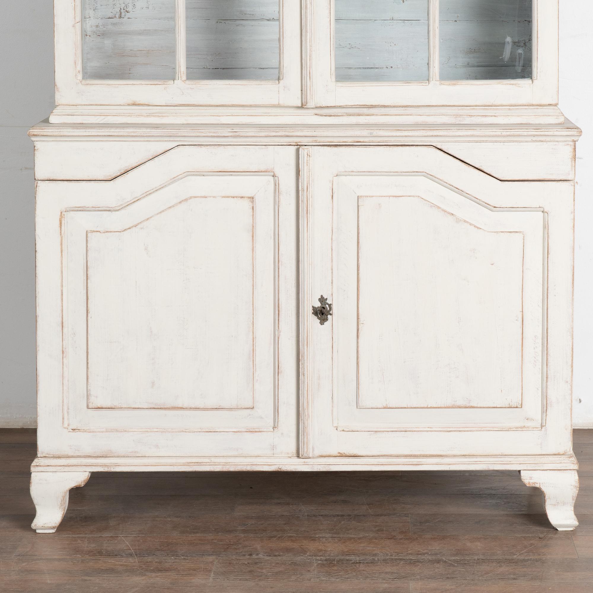 Vitrina librería de pino pintado de blanco, Suecia circa 1840-60 en venta 4