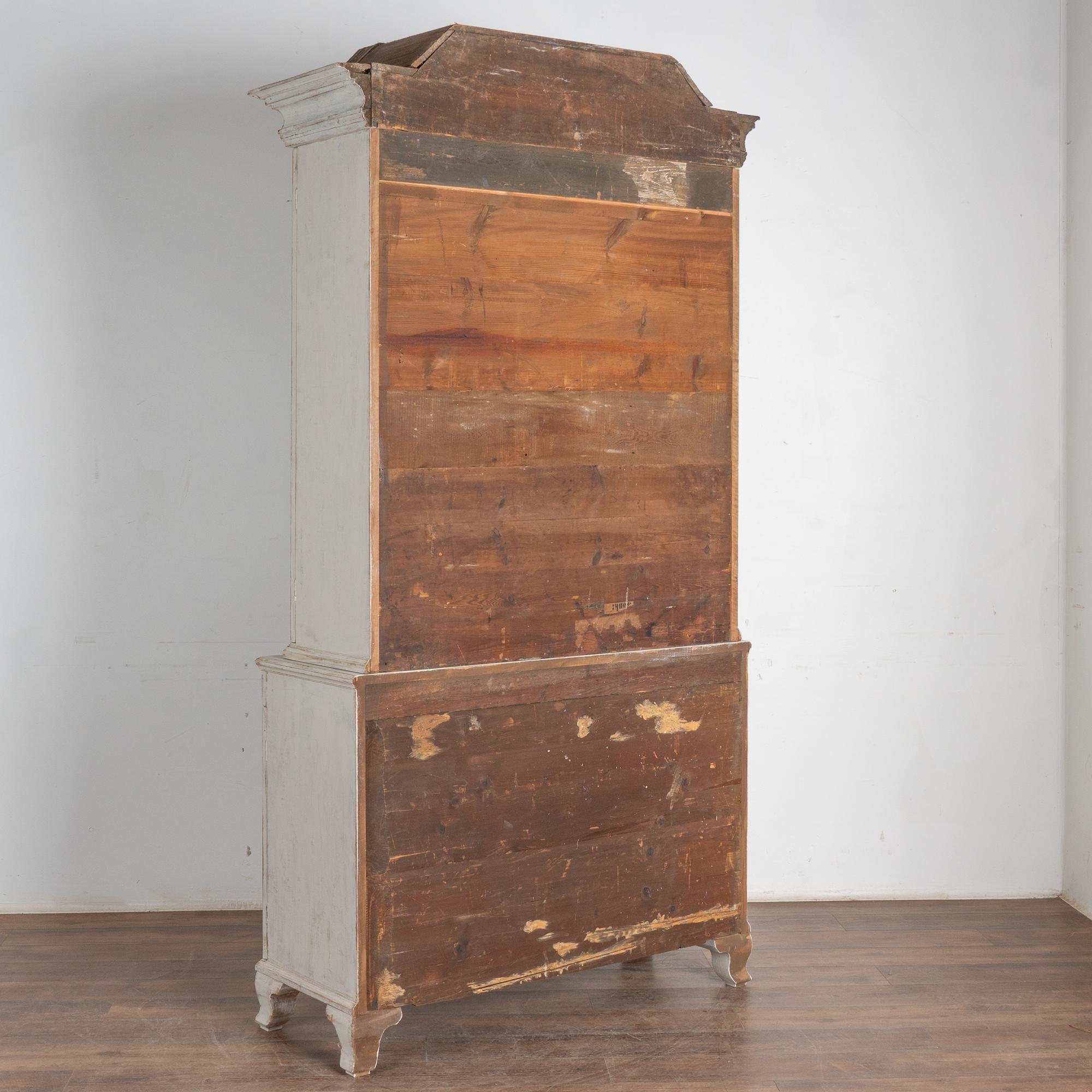 Vitrina librería de pino pintado de blanco, Suecia circa 1840-60 en venta 6