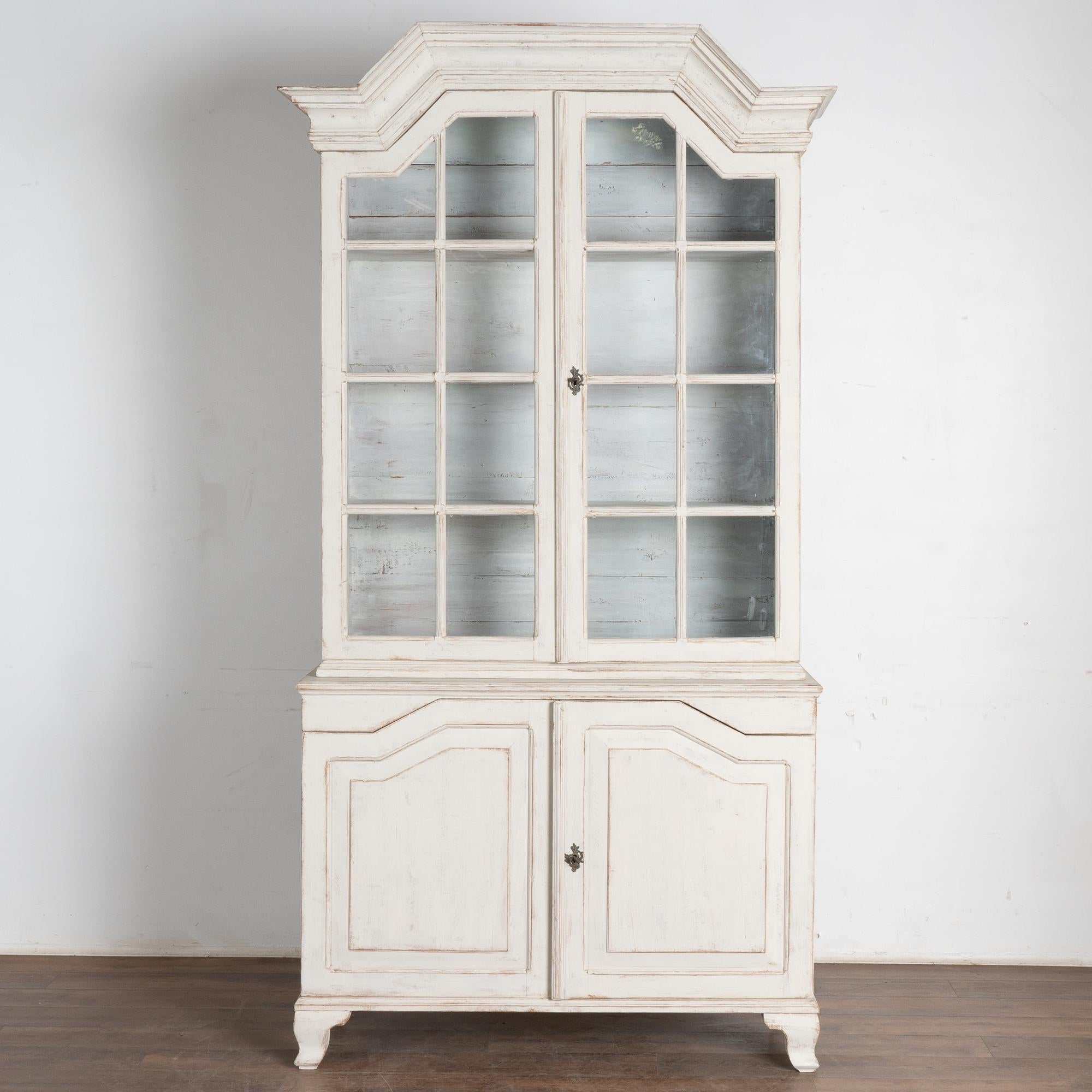 Vitrina librería de pino pintado de blanco, Suecia circa 1840-60 Sueco en venta