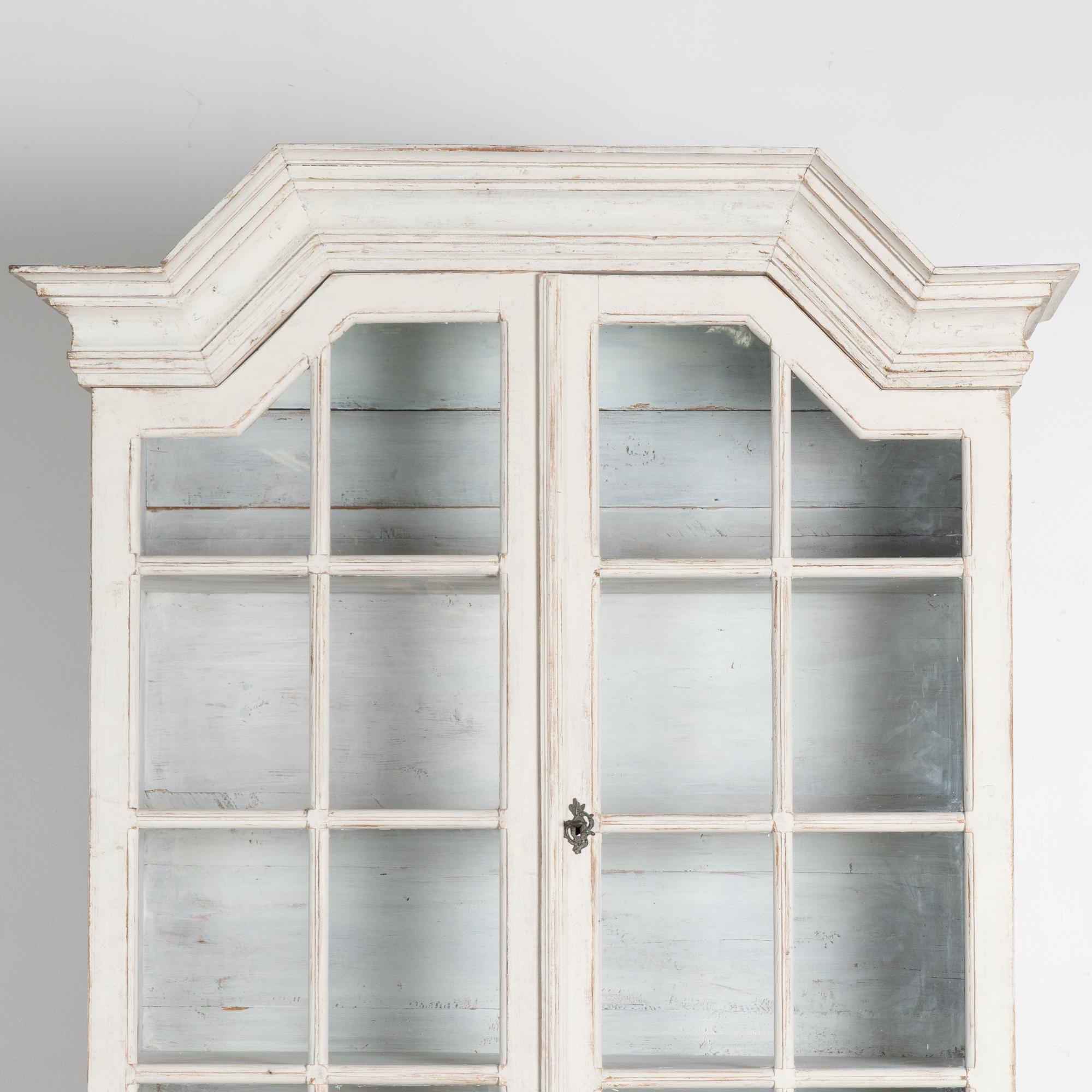 Vitrina librería de pino pintado de blanco, Suecia circa 1840-60 en Bueno estado para la venta en Round Top, TX