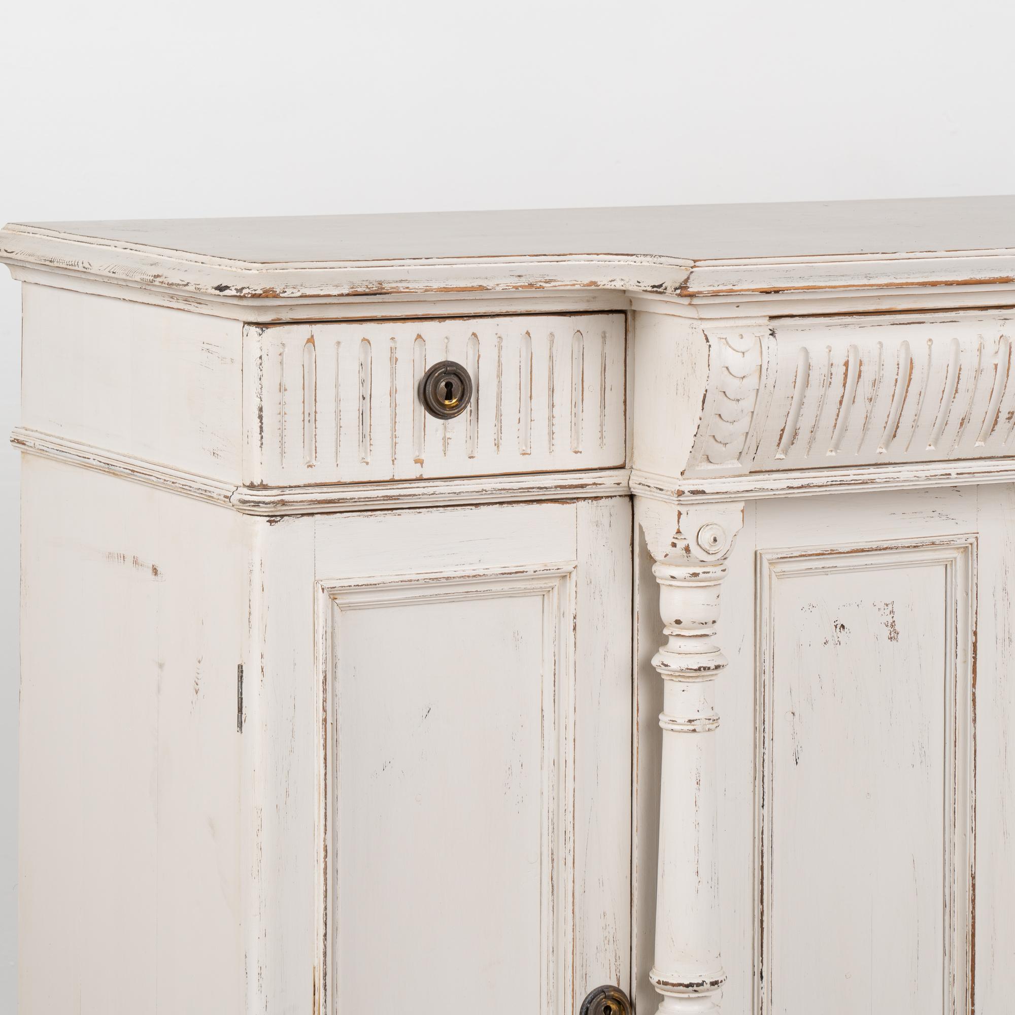 White Painted Pine Sideboard Buffet, Sweden circa 1880 In Good Condition For Sale In Round Top, TX