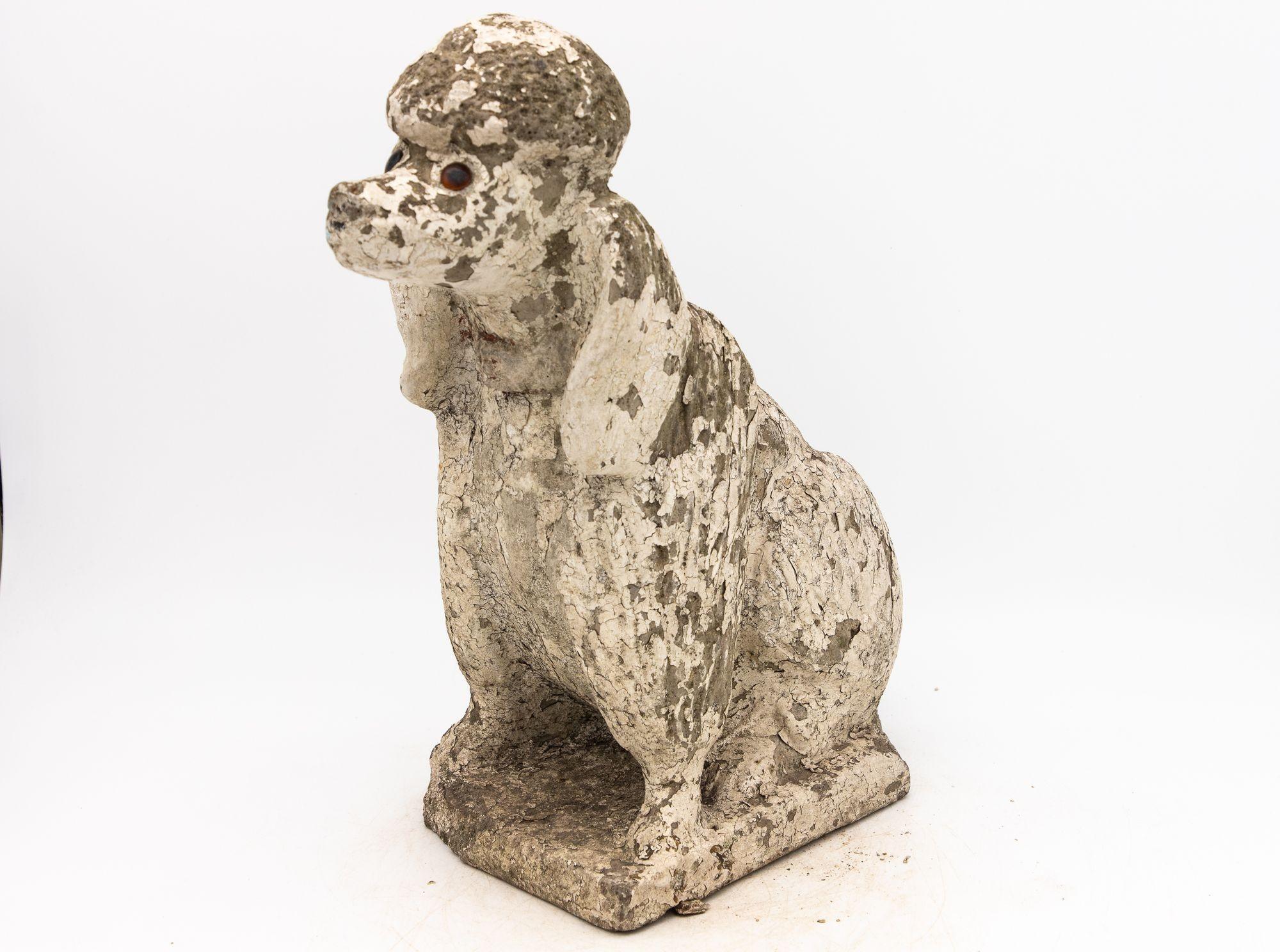 Questo simpatico ornamento da giardino in cemento della metà del XX secolo, un cane barboncino bianco, emana un autentico fascino vintage che aggiunge un tocco di personalità a qualsiasi spazio esterno. Questa deliziosa figura, sapientemente