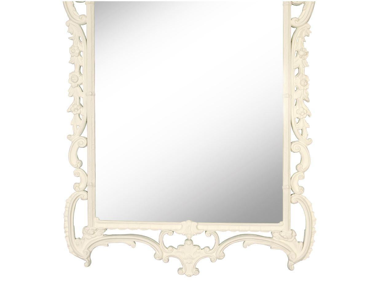Weiß lackierter Spiegel im Regence-Stil (Regency) im Angebot