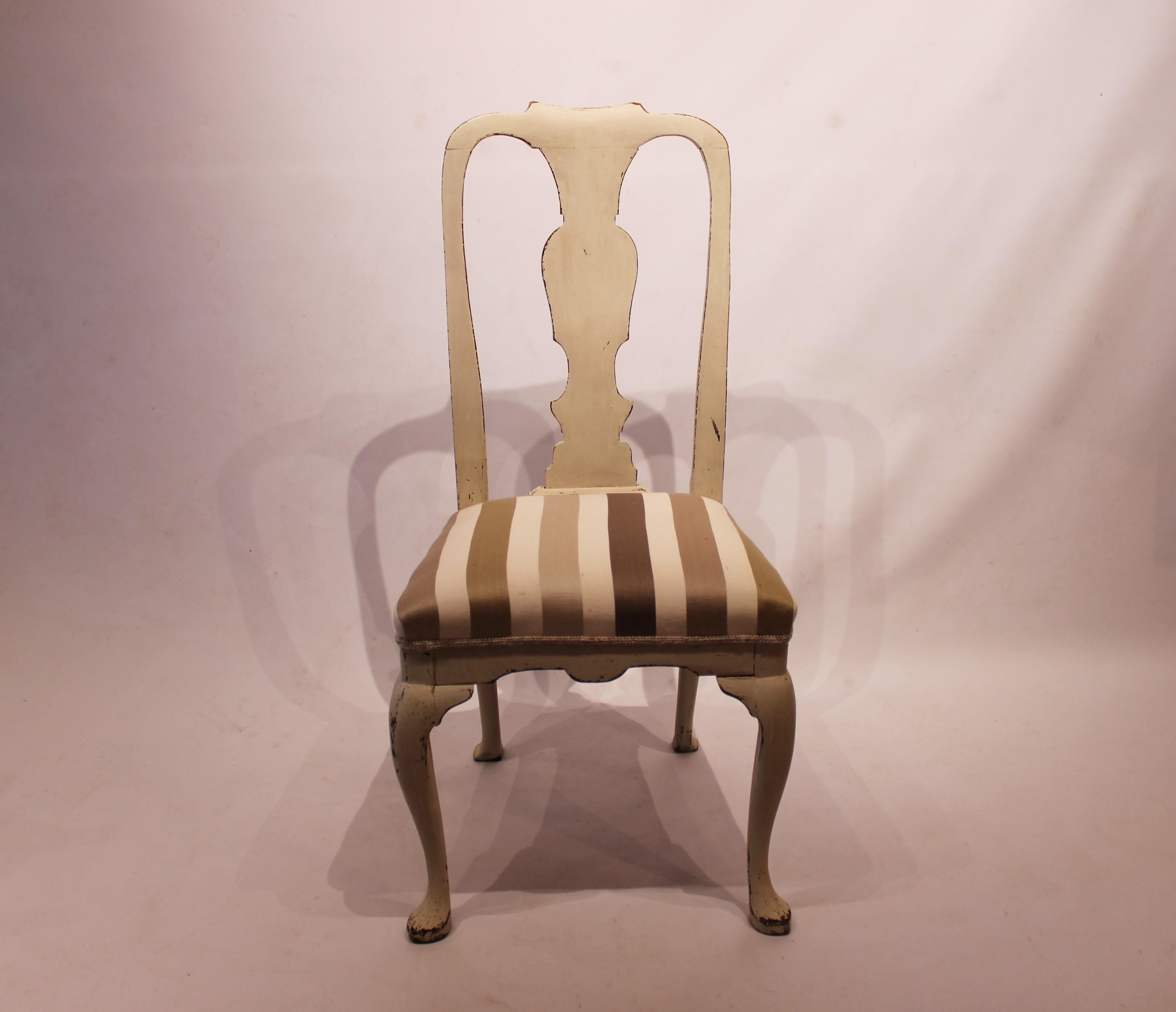 Weiß lackierter Rokoko-Esszimmerstuhl mit gestreifter Polsterung aus den 1760er Jahren. Der Stuhl ist in einem sehr guten Vintage-Zustand.