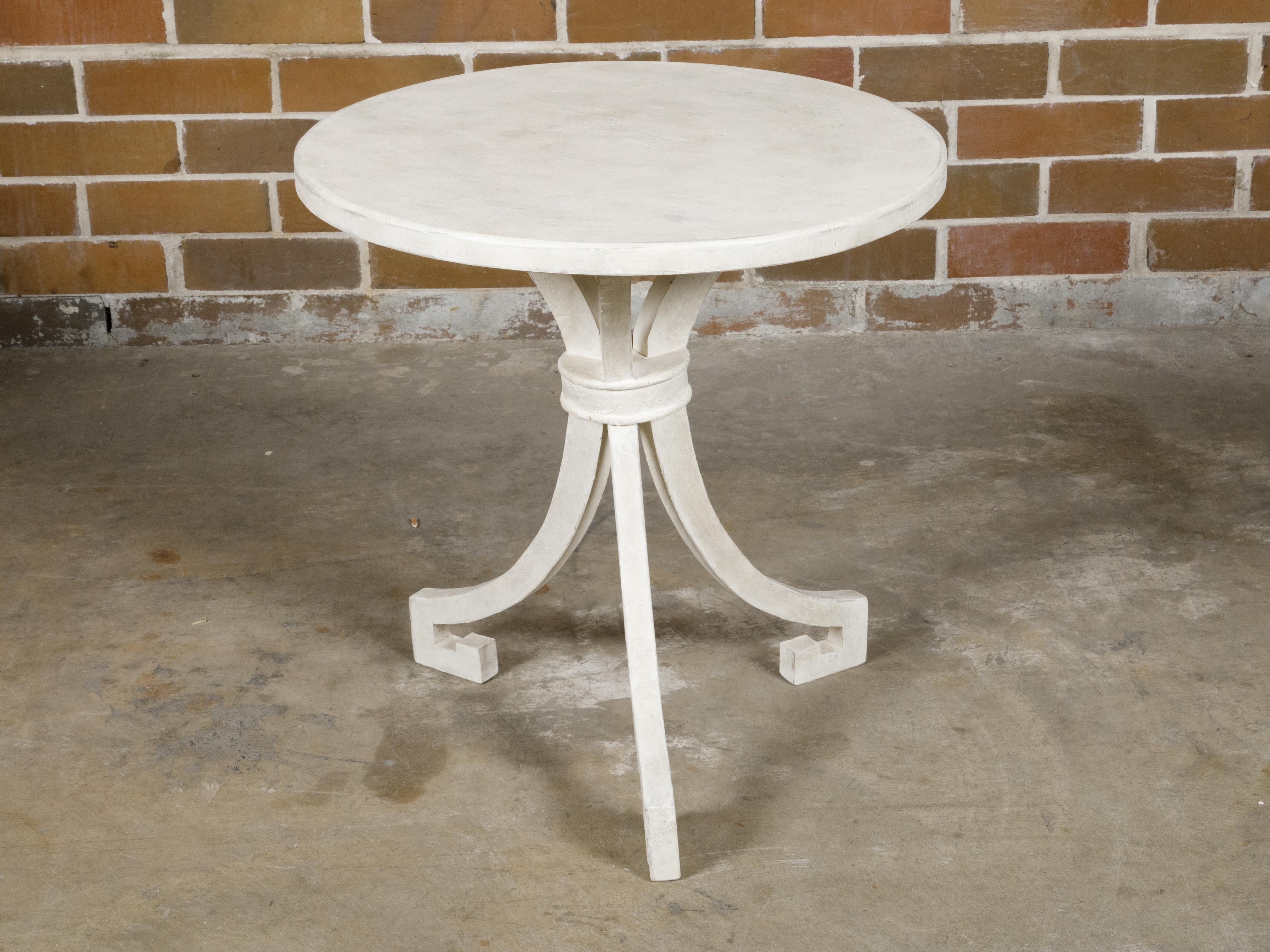Table d'appoint italienne peinte en blanc avec pieds tripodes à volutes, vintage en vente 1
