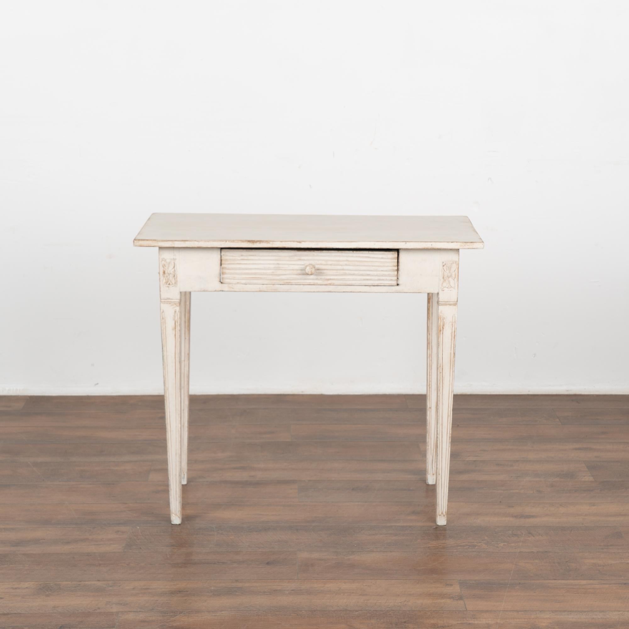 Table d'appoint peinte en blanc avec un seul tiroir, Suède vers 1860-80 Bon état - En vente à Round Top, TX