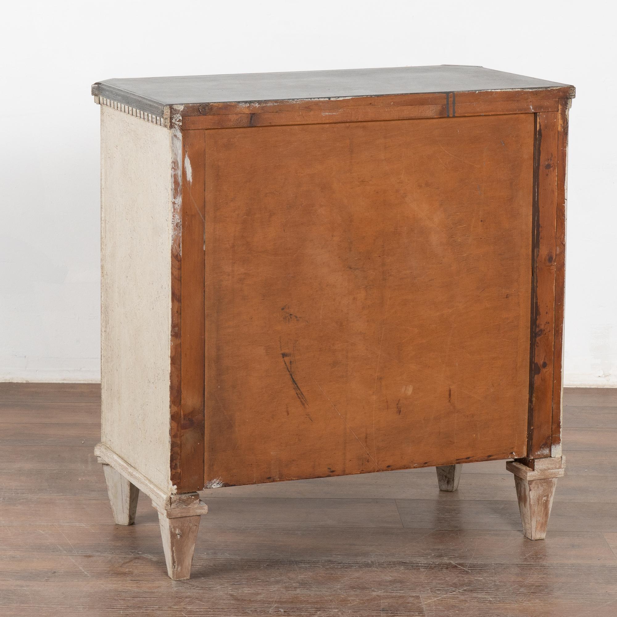 Petite armoire de chevet peinte en blanc, Danemark vers 1860-80 3