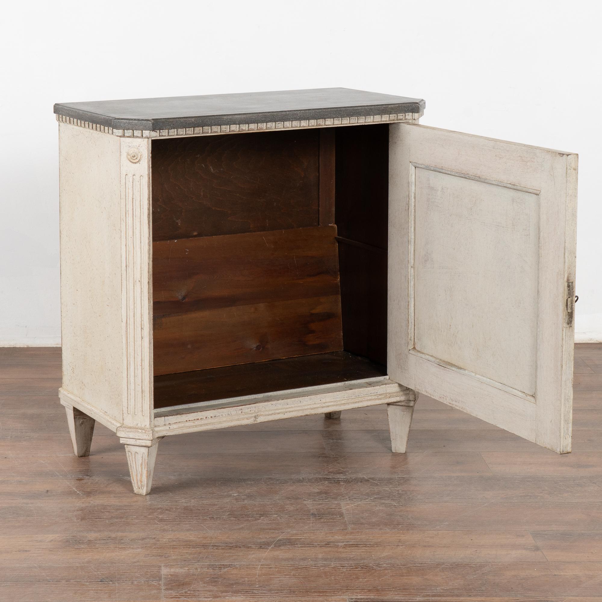 Country Petite armoire de chevet peinte en blanc, Danemark vers 1860-80