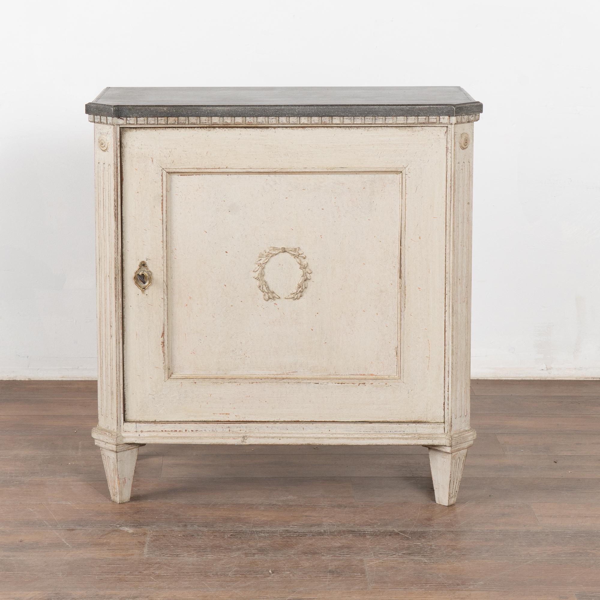 Danois Petite armoire de chevet peinte en blanc, Danemark vers 1860-80