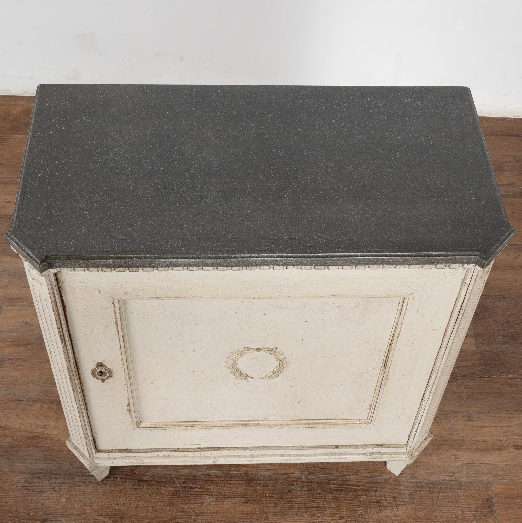 Petite armoire de chevet peinte en blanc, Danemark vers 1860-80 Bon état à Round Top, TX