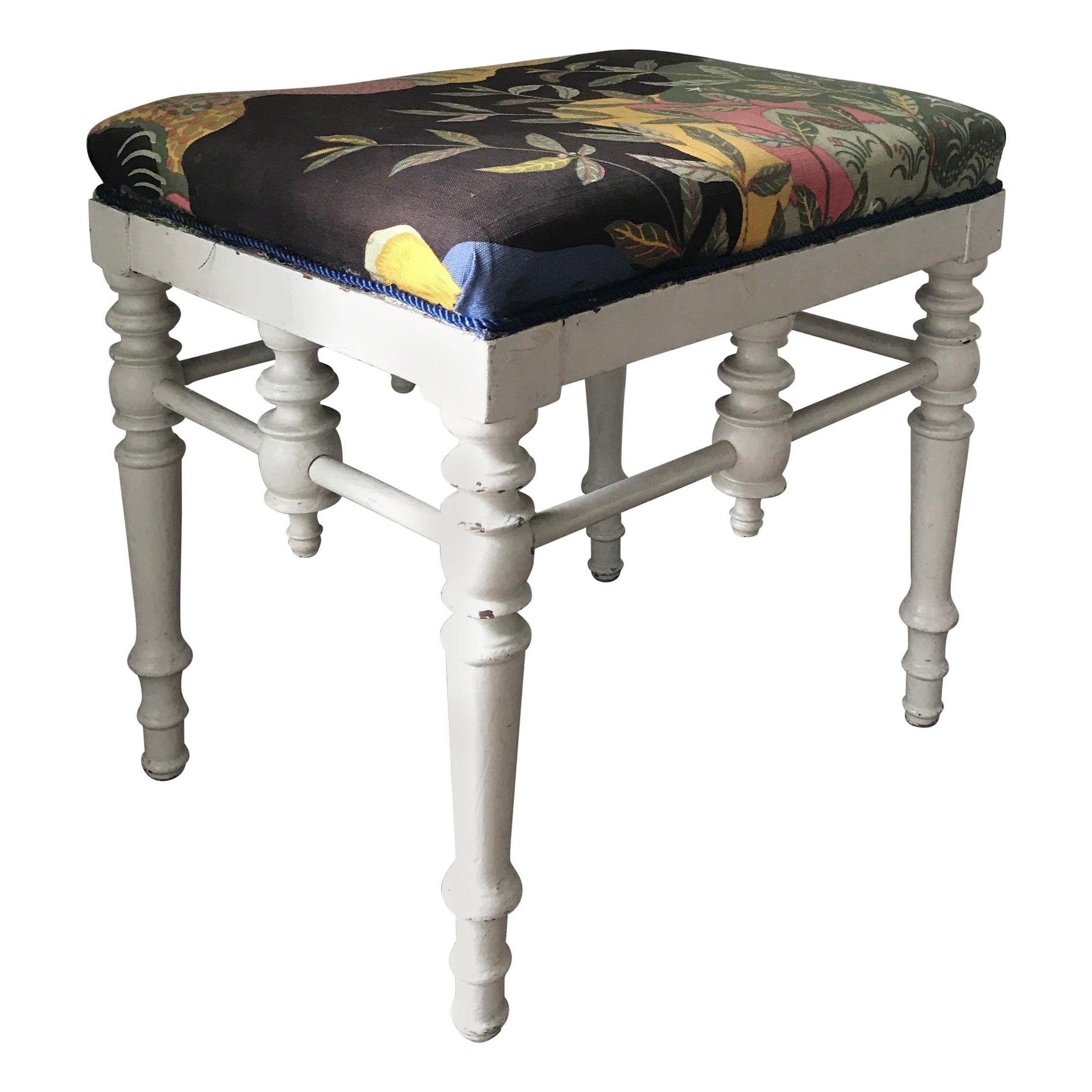 Taburete pintado de blanco, tapicería Josef Frank en venta